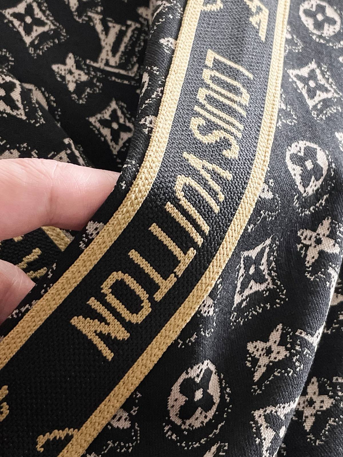 LV ルイヴィトン セットアップ メンズ 上下セット ジップアップパーカー ロゴワッペン ロゴテープ スポーツウェア ブラック ゴールド - 画像 5