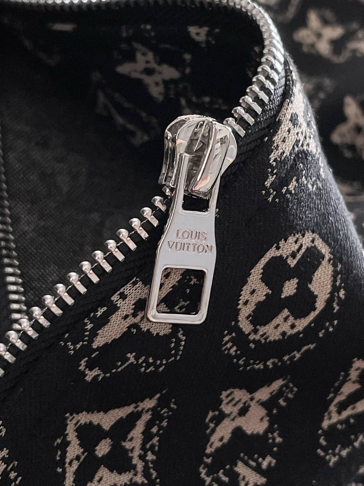 LV ルイヴィトン セットアップ メンズ 上下セット ジップアップパーカー ロゴワッペン ロゴテープ スポーツウェア ブラック ゴールド - 画像 6