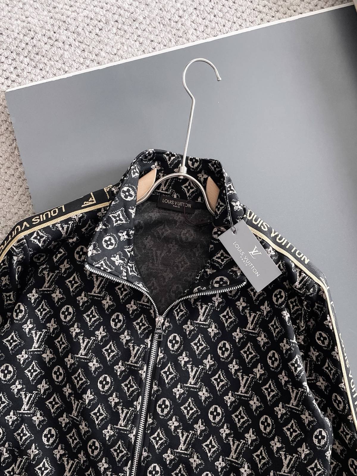 LV ルイヴィトン セットアップ メンズ 上下セット ジップアップパーカー ロゴワッペン ロゴテープ スポーツウェア ブラック ゴールド - 画像 7