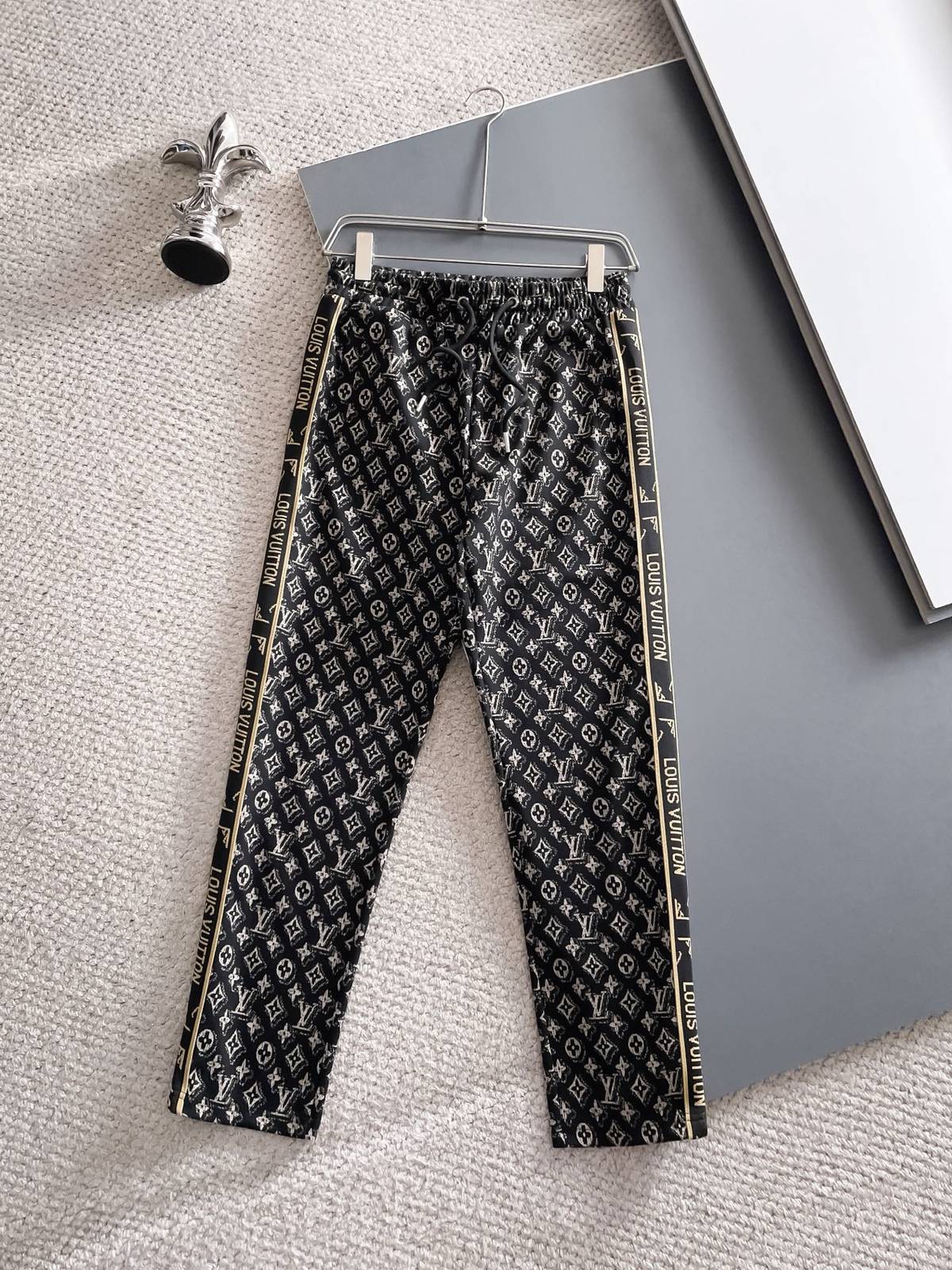 LV ルイヴィトン セットアップ メンズ 上下セット ジップアップパーカー ロゴワッペン ロゴテープ スポーツウェア ブラック ゴールド - 画像 8