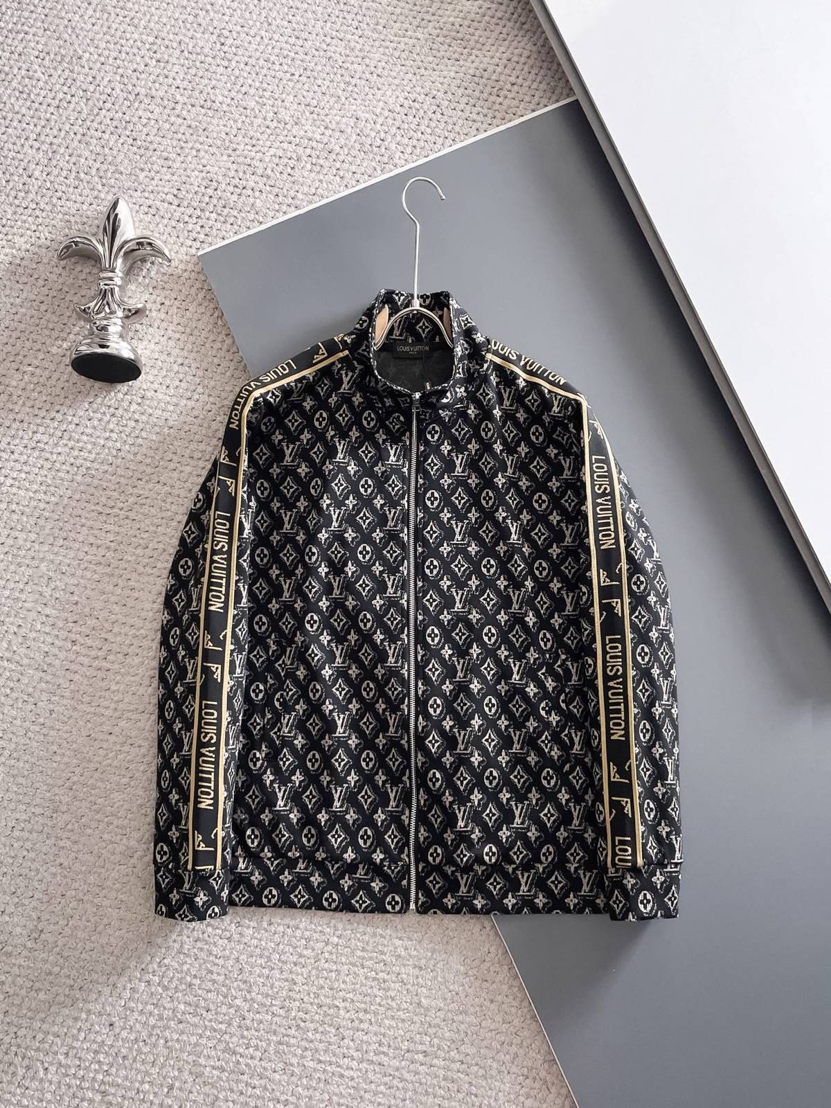 LV ルイヴィトン セットアップ メンズ 上下セット ジップアップパーカー ロゴワッペン ロゴテープ スポーツウェア ブラック ゴールド - 画像 9