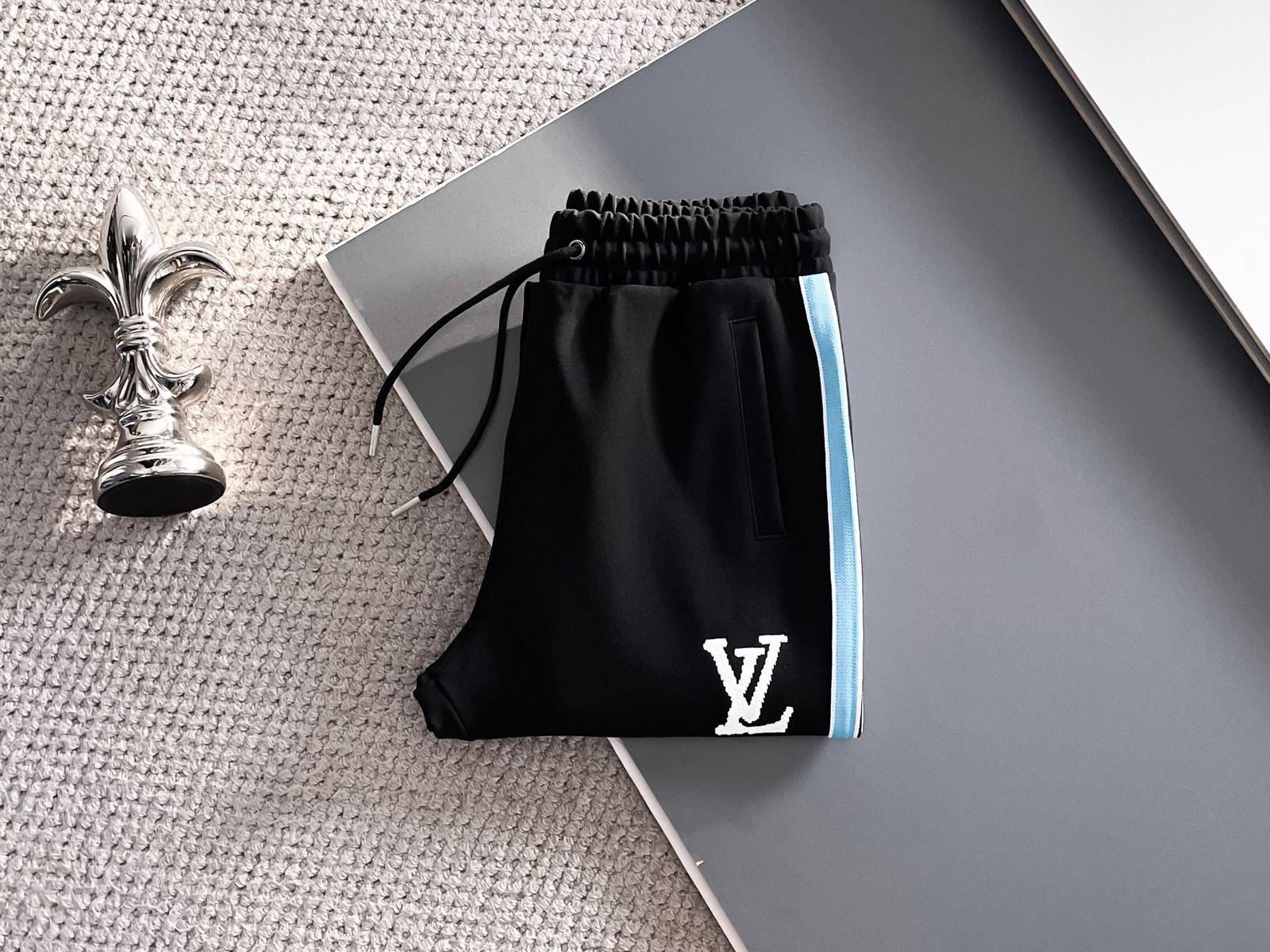 LV メンズ セットアップ ジップアップパーカー ロゴワッペン サイドライン スポーツウェア 秋冬 ブラック - 画像 2