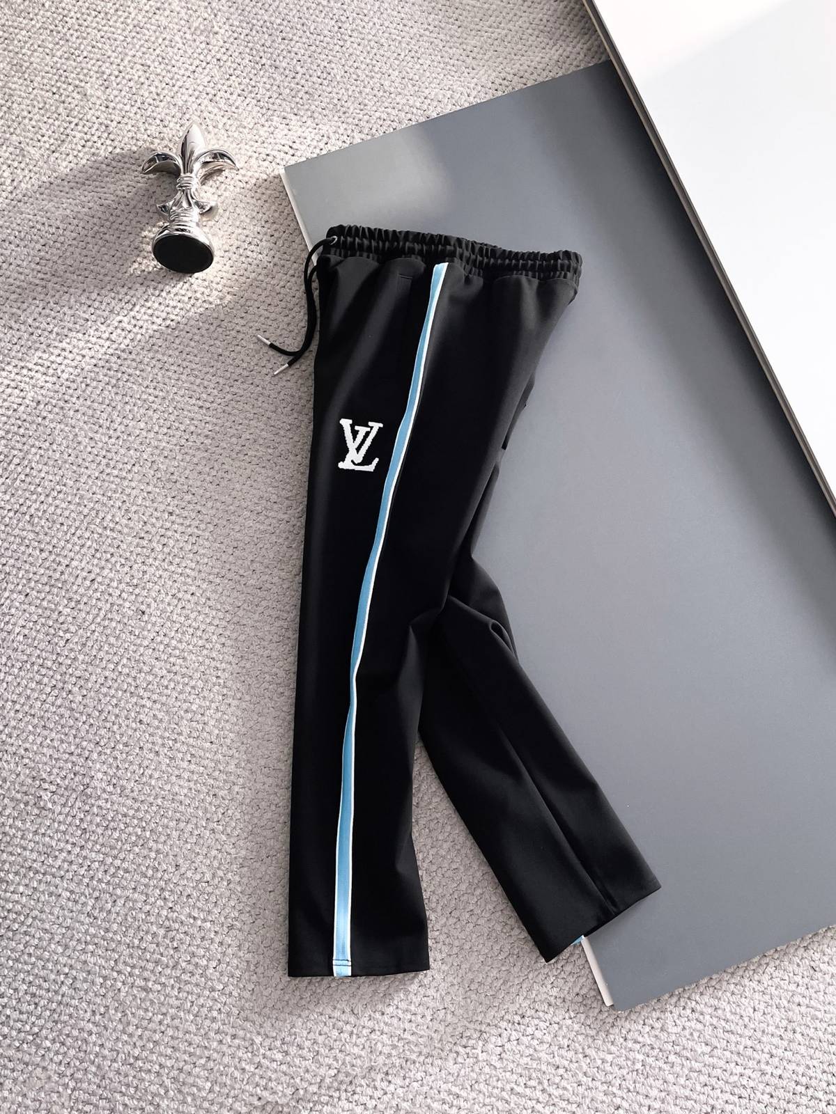 LV メンズ セットアップ ジップアップパーカー ロゴワッペン サイドライン スポーツウェア 秋冬 ブラック - 画像 4