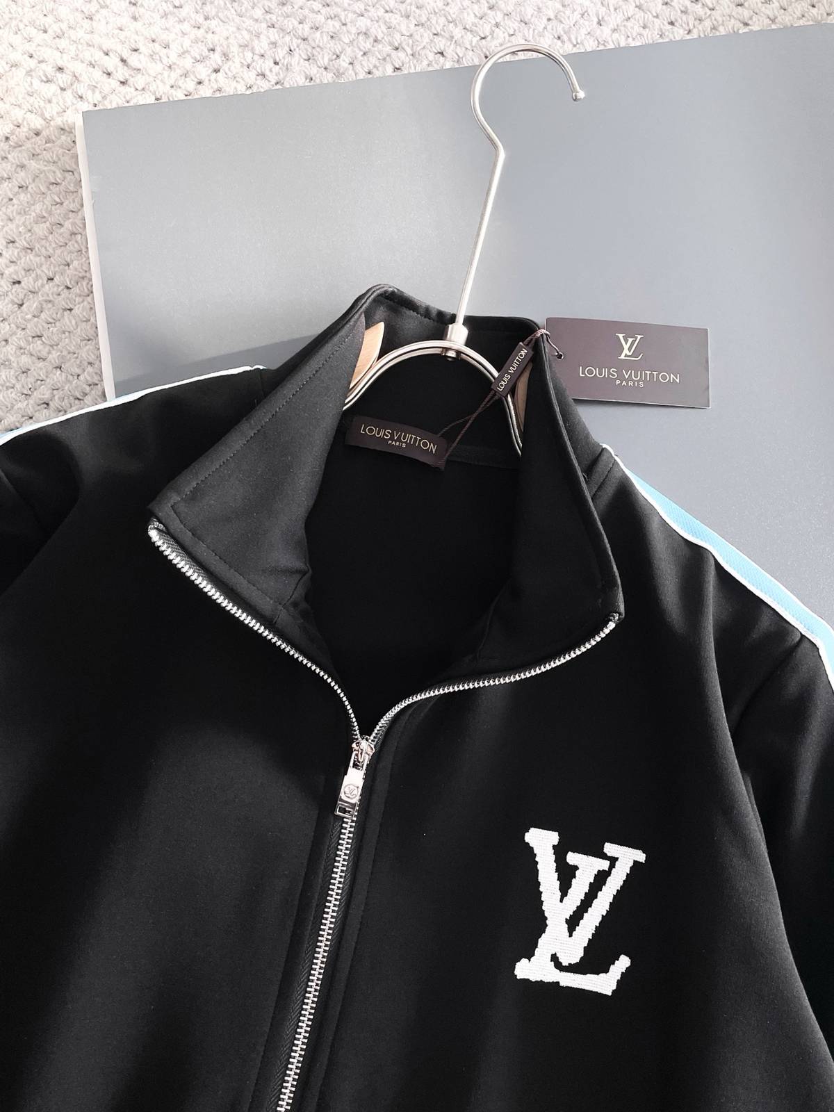 LV メンズ セットアップ ジップアップパーカー ロゴワッペン サイドライン スポーツウェア 秋冬 ブラック - 画像 7