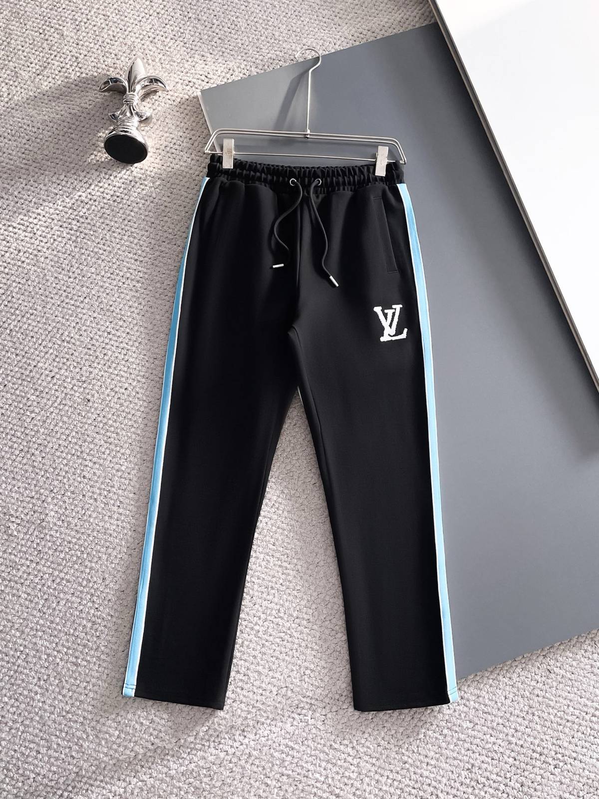 LV メンズ セットアップ ジップアップパーカー ロゴワッペン サイドライン スポーツウェア 秋冬 ブラック - 画像 8
