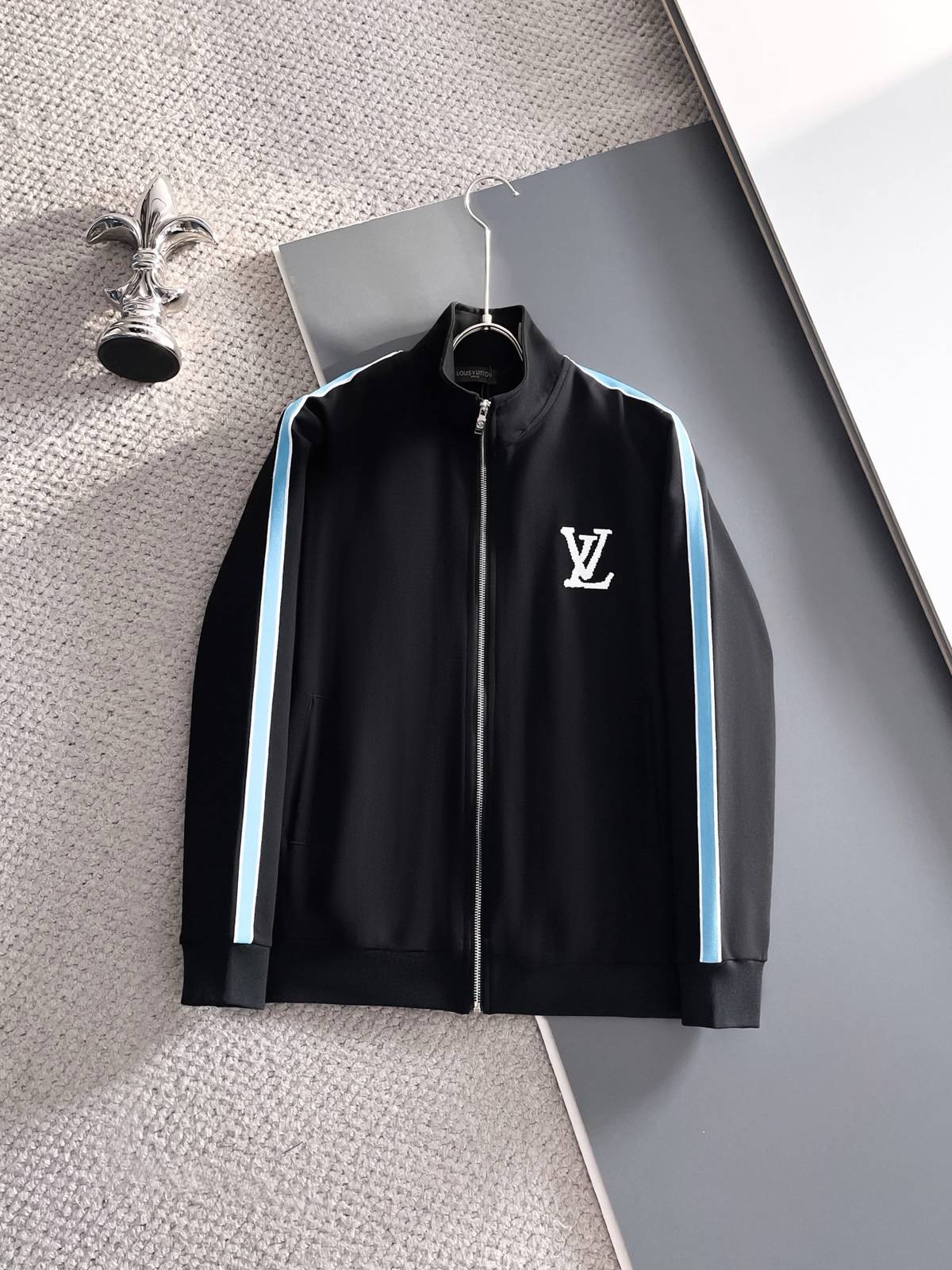LV メンズ セットアップ ジップアップパーカー ロゴワッペン サイドライン スポーツウェア 秋冬 ブラック - 画像 9