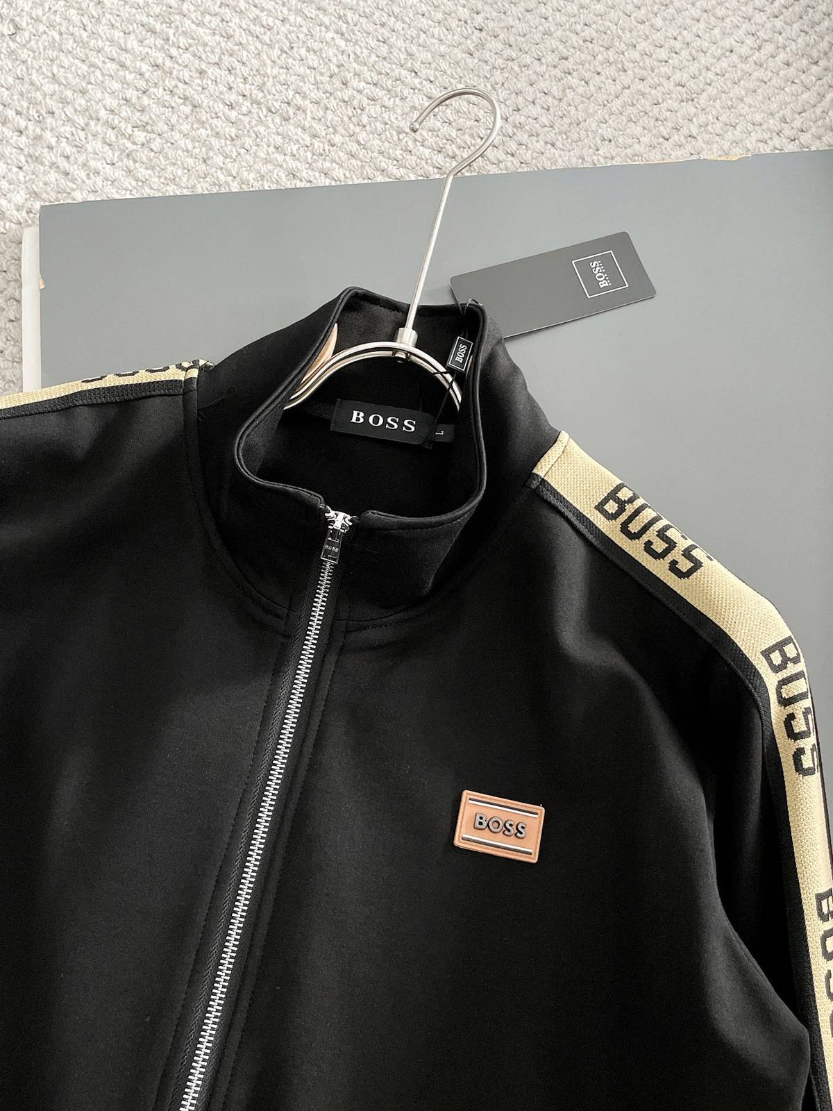 BOSS メンズ セットアップ ジップアップパーカー ロゴテープ ロゴワッペン スポーツウェア ストリート ブラック - 画像 5