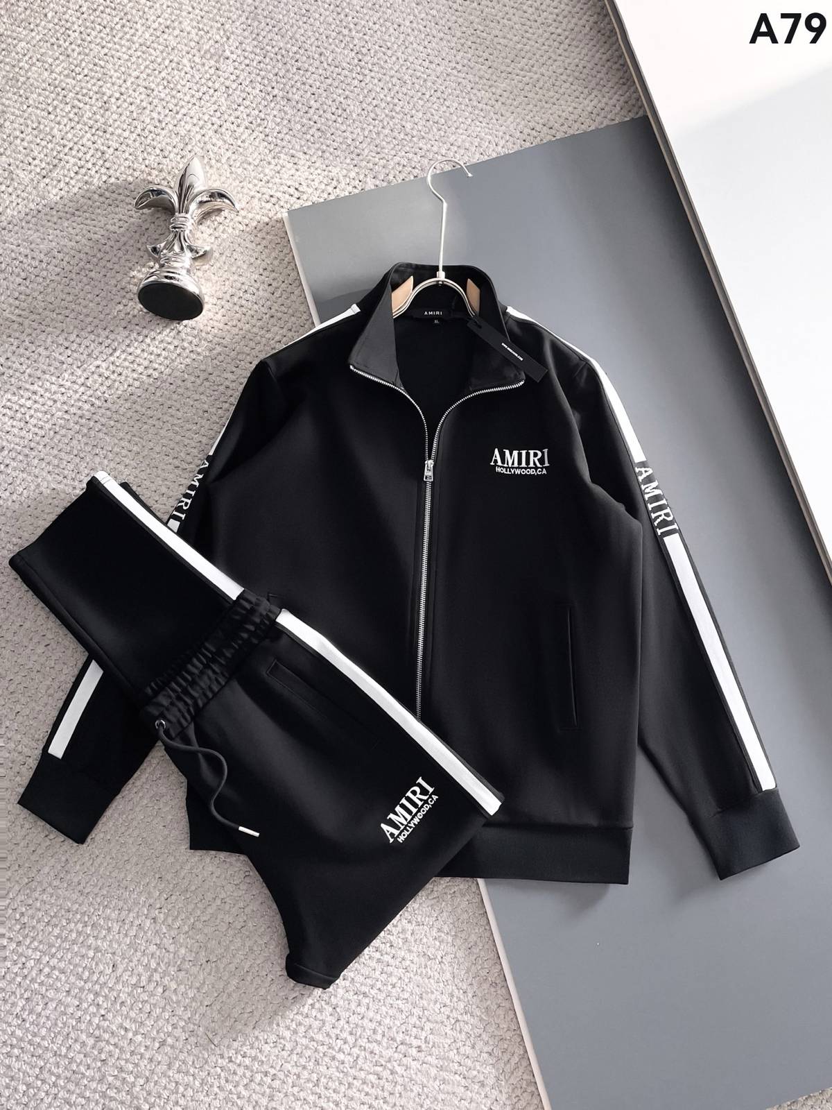 AMIRI メンズ セットアップ ジップアップパーカー ロゴワッペン ロゴテープ スポーツウェア 秋冬 ブラック