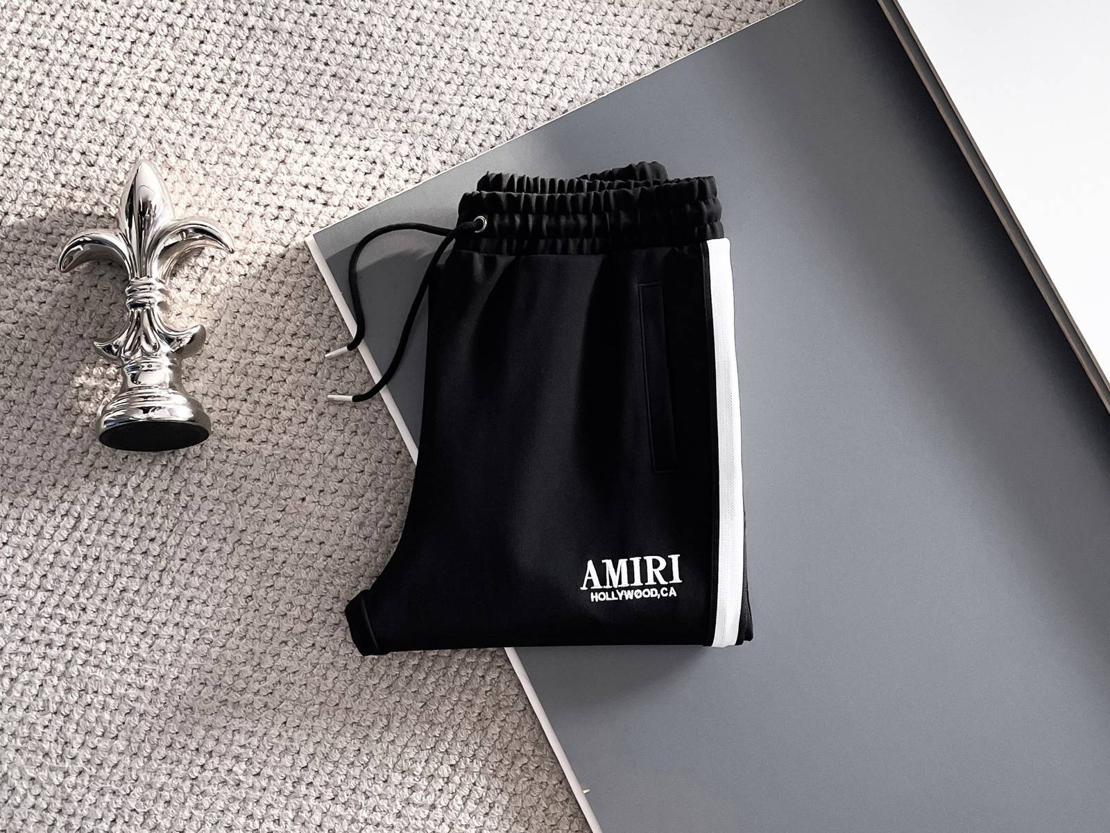 AMIRI メンズ セットアップ ジップアップパーカー ロゴワッペン ロゴテープ スポーツウェア 秋冬 ブラック - 画像 2