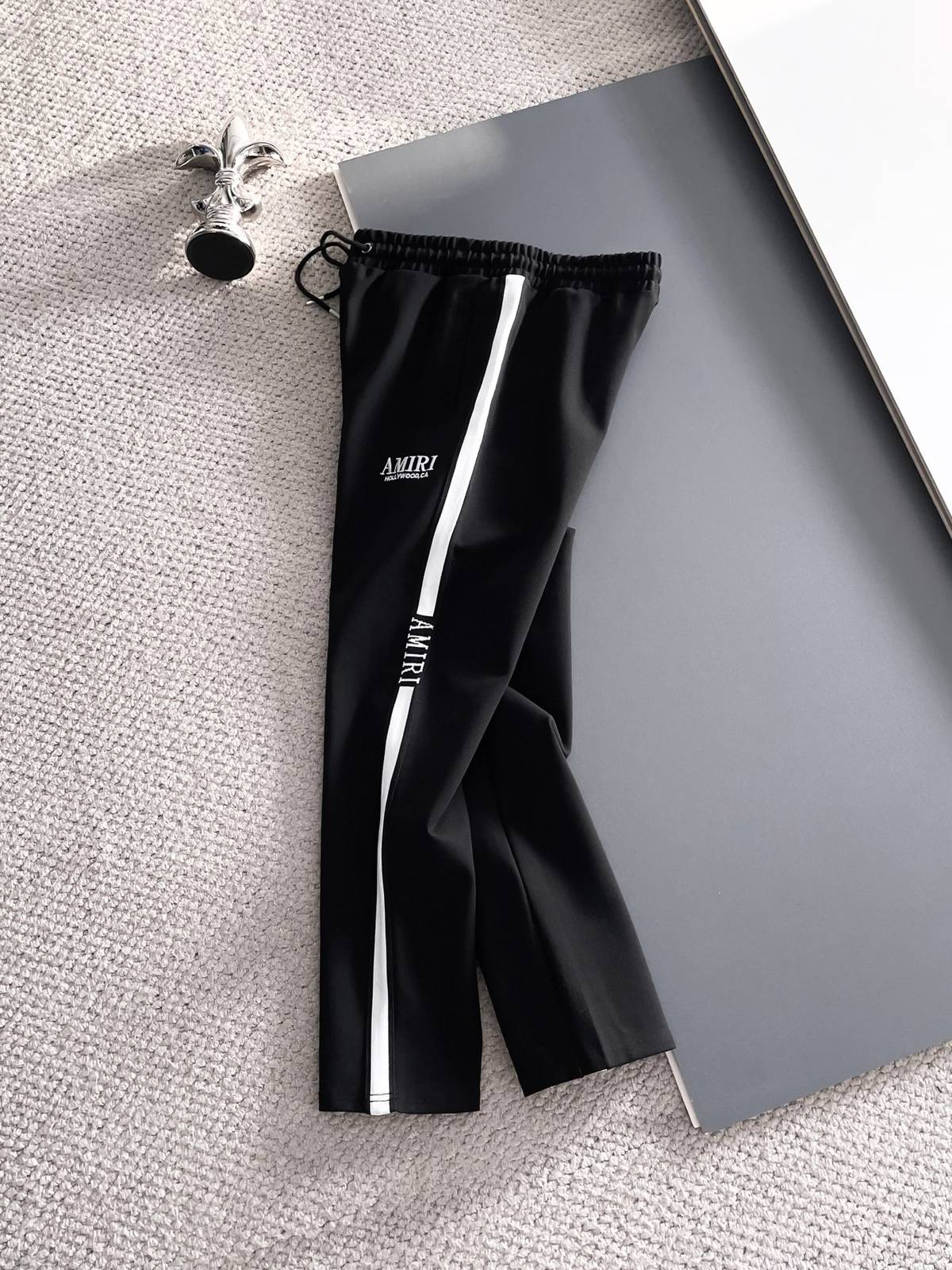 AMIRI メンズ セットアップ ジップアップパーカー ロゴワッペン ロゴテープ スポーツウェア 秋冬 ブラック - 画像 4