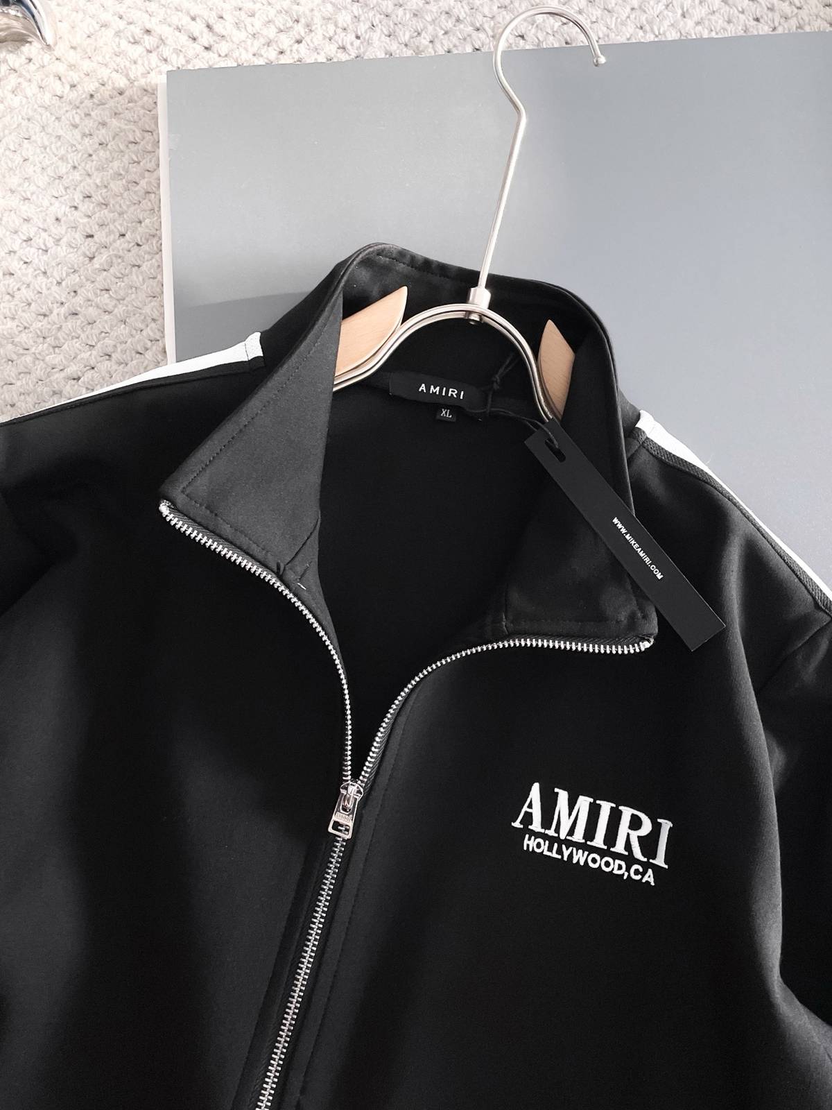 AMIRI メンズ セットアップ ジップアップパーカー ロゴワッペン ロゴテープ スポーツウェア 秋冬 ブラック - 画像 7