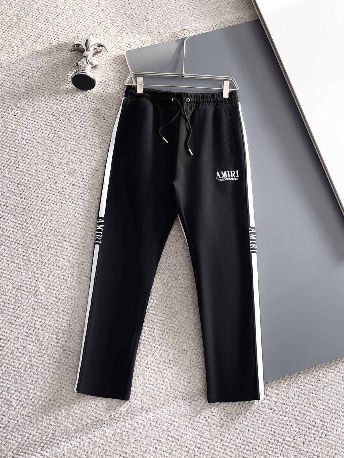 AMIRI メンズ セットアップ ジップアップパーカー ロゴワッペン ロゴテープ スポーツウェア 秋冬 ブラック - 画像 8