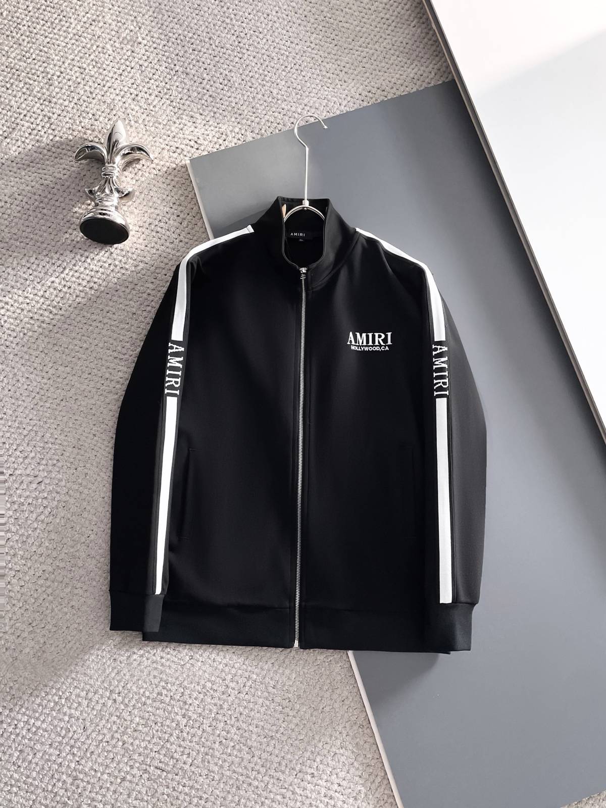 AMIRI メンズ セットアップ ジップアップパーカー ロゴワッペン ロゴテープ スポーツウェア 秋冬 ブラック - 画像 9