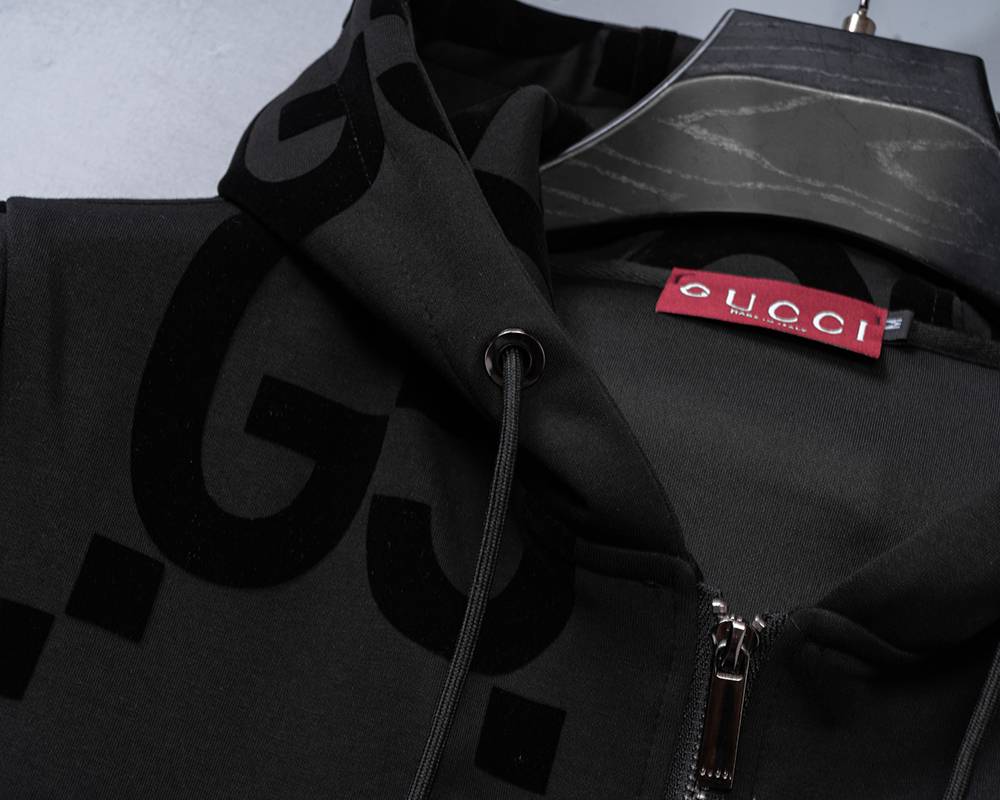 GUCCI グッチ メンズ セットアップ ジップパーカー ロゴワッペン ブラック - 画像 3