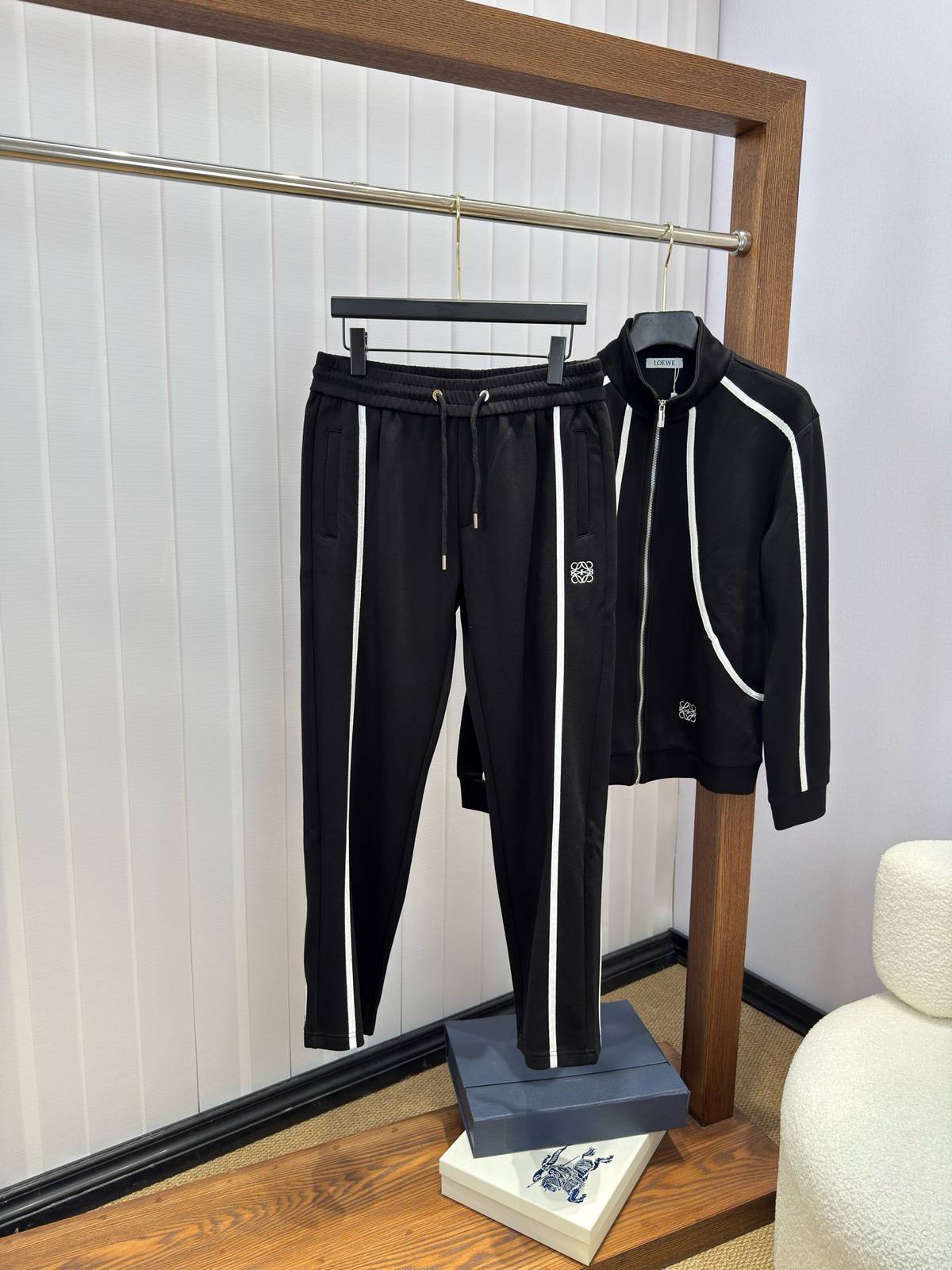 ロイヴ メンズ セットアップ ジップアップパーカー ロゴワッペン ロゴテープ スポーツウェア 秋冬 ブラック - 画像 7