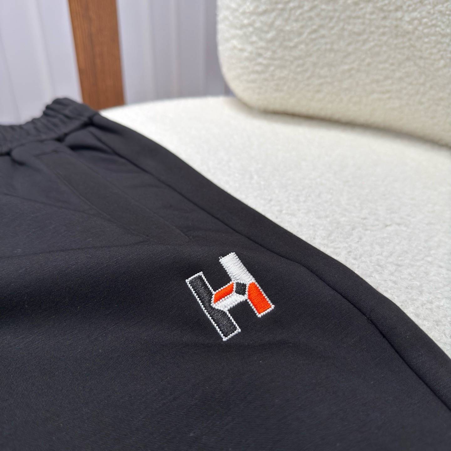HERMES ヘルメス メンズ セットアップ ジップアップパーカー ロゴワッペン ロゴテープ スポーツウェア ブラック - 画像 2