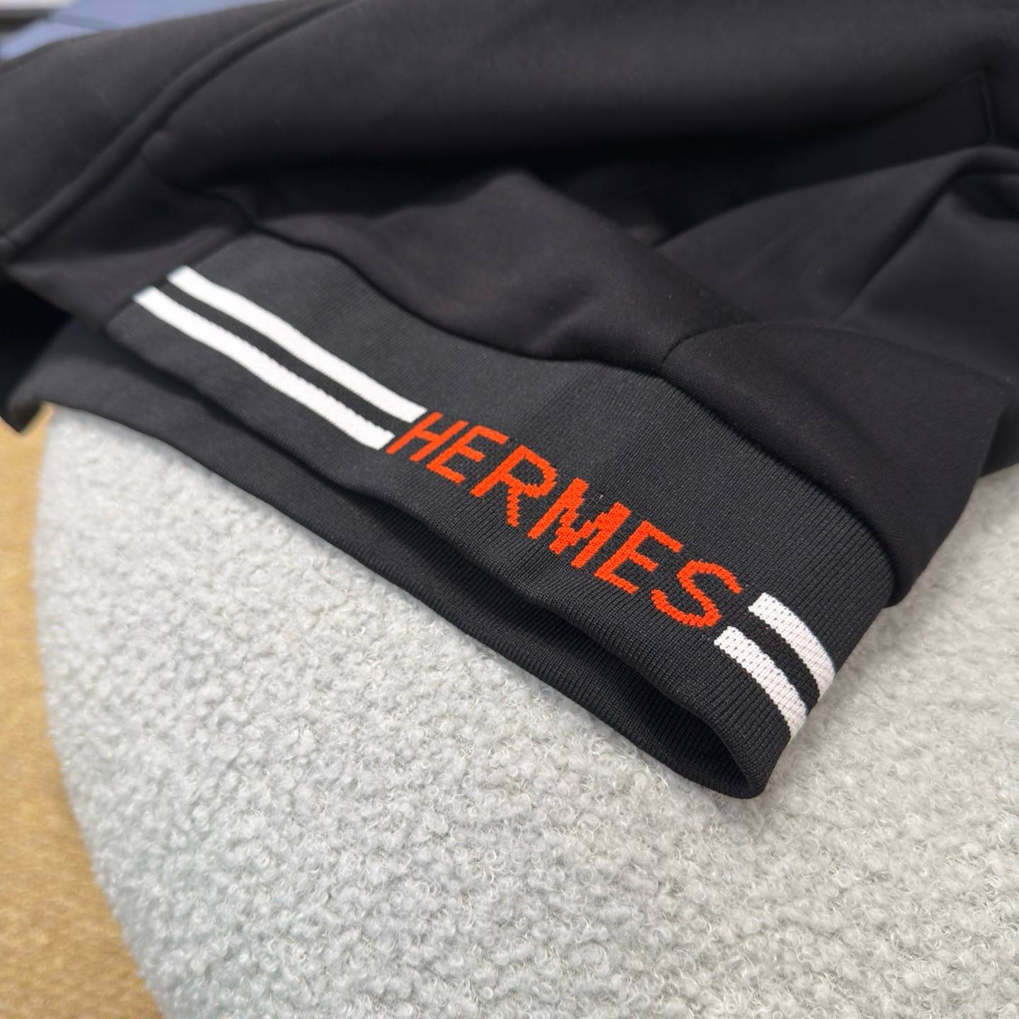HERMES ヘルメス メンズ セットアップ ジップアップパーカー ロゴワッペン ロゴテープ スポーツウェア ブラック - 画像 4