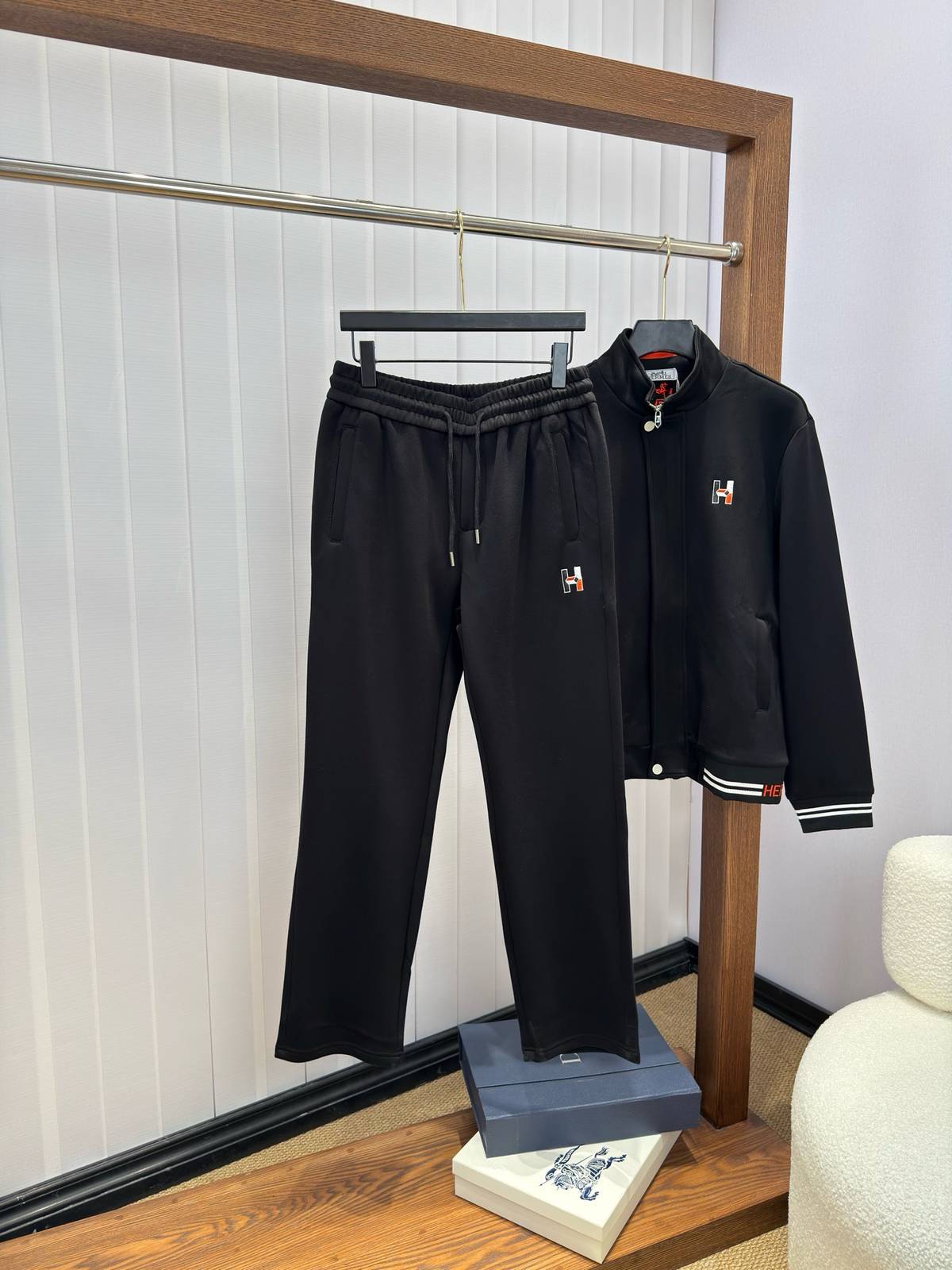 HERMES ヘルメス メンズ セットアップ ジップアップパーカー ロゴワッペン ロゴテープ スポーツウェア ブラック - 画像 7
