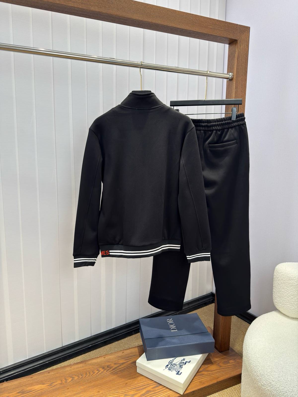 HERMES ヘルメス メンズ セットアップ ジップアップパーカー ロゴワッペン ロゴテープ スポーツウェア ブラック - 画像 9