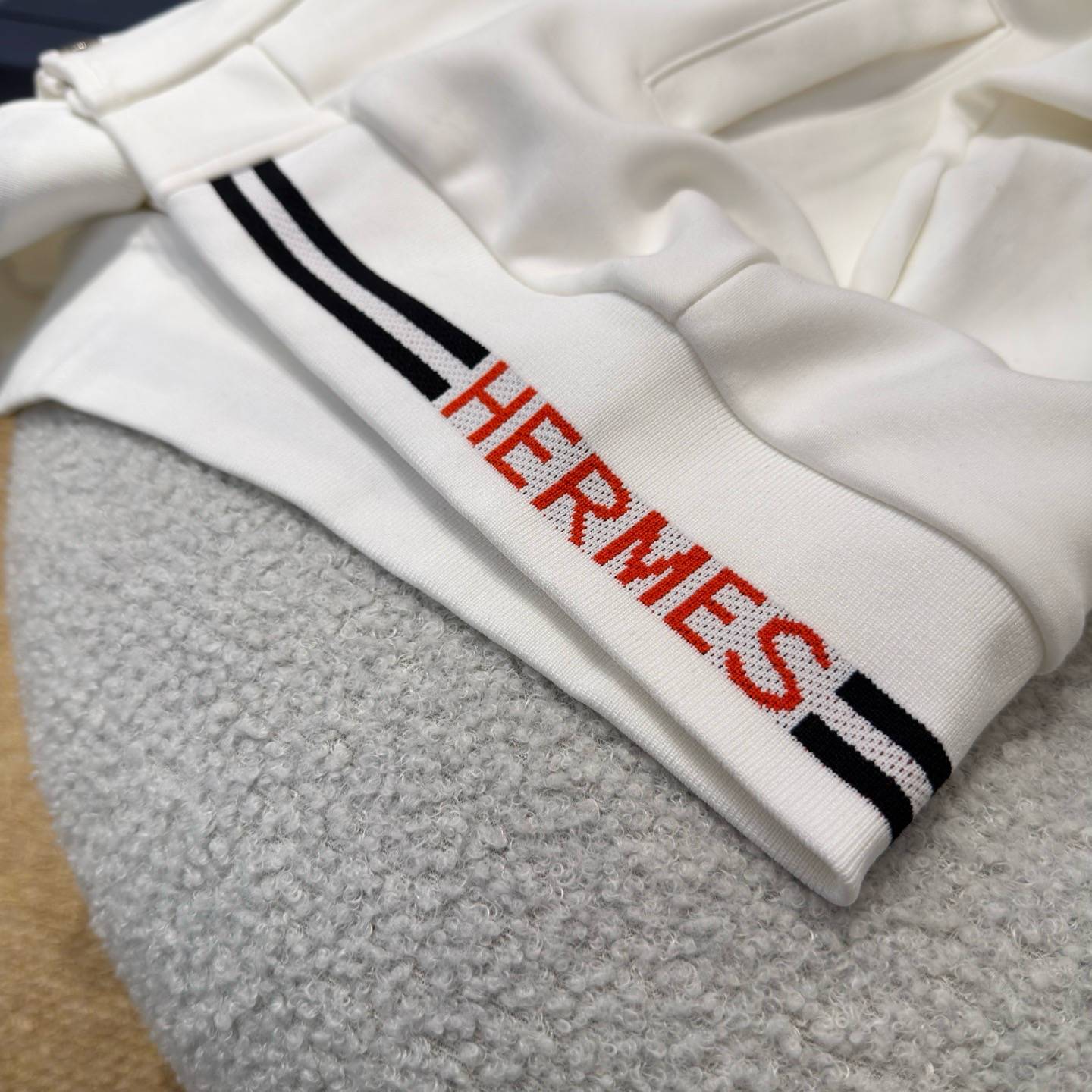 HERMES アンダーアーマー セットアップ ジップアップパーカー ロゴワッペン ロゴテープ トレーニングウェア メンズ ホワイト - 画像 4