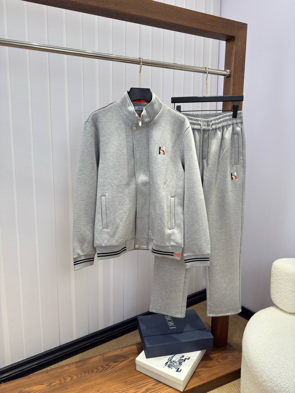HERMES ヘルmes メンズ セットアップ ジップアップパーカー ロゴワッペン ロゴテープ スポーツウェア 秋冬 ホワイト レッド