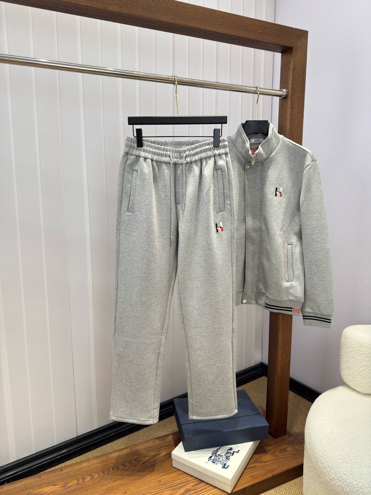 HERMES ヘルmes メンズ セットアップ ジップアップパーカー ロゴワッペン ロゴテープ スポーツウェア 秋冬 ホワイト レッド - 画像 7