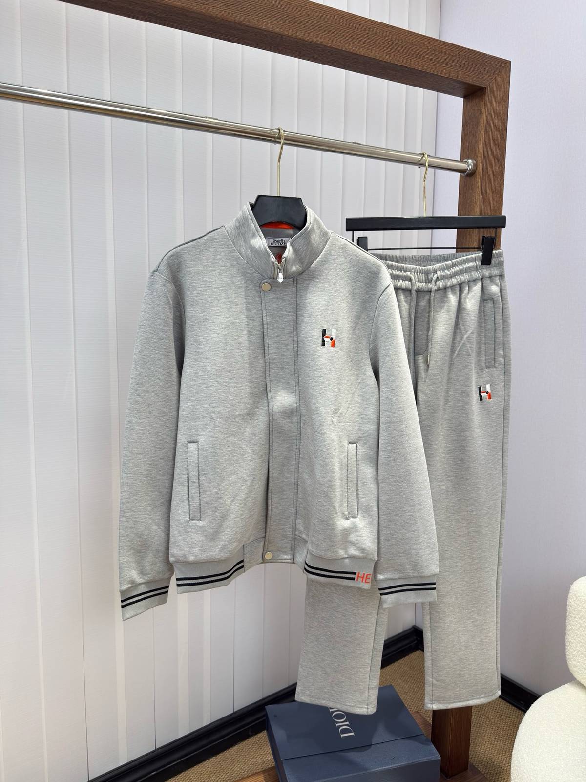 HERMES ヘルmes メンズ セットアップ ジップアップパーカー ロゴワッペン ロゴテープ スポーツウェア 秋冬 ホワイト レッド - 画像 8