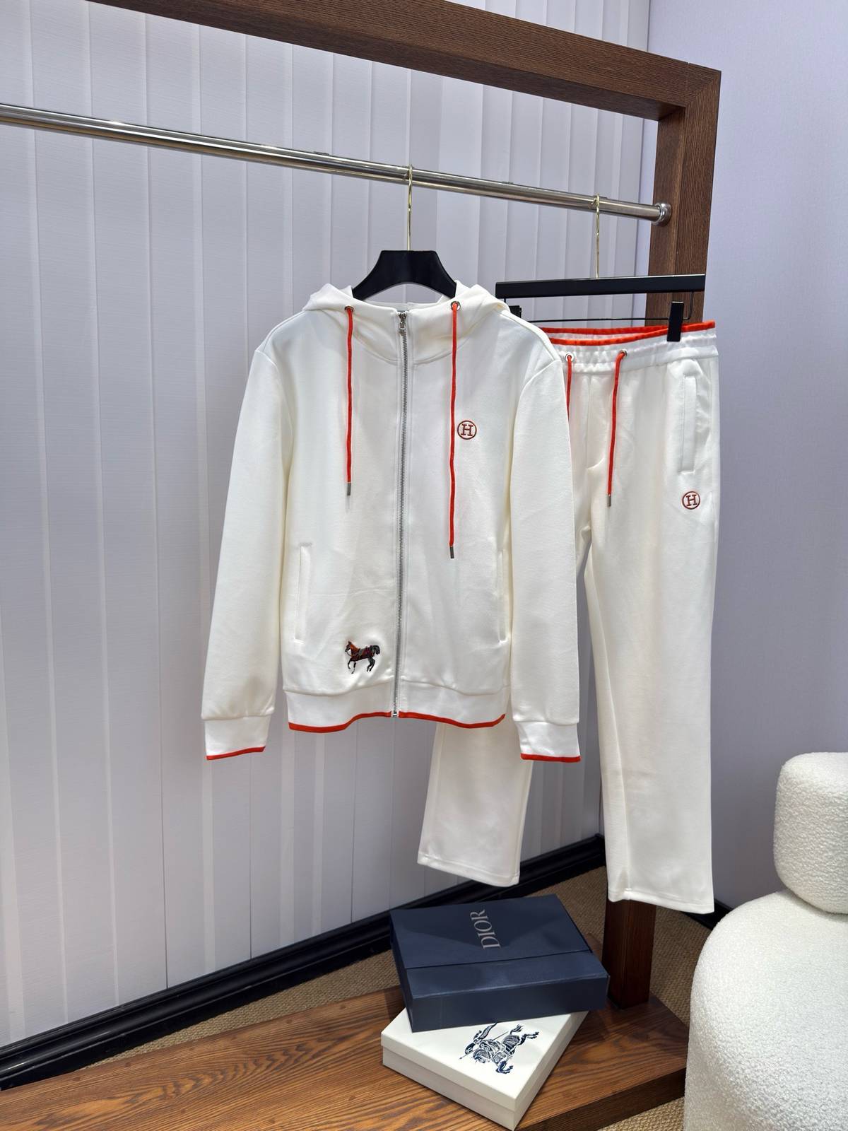 HERMES ヘルメス メンズ セットアップ ジップパーカー ロゴワッペン ロゴ刺繍 スポーツウェア 秋冬 ホワイト