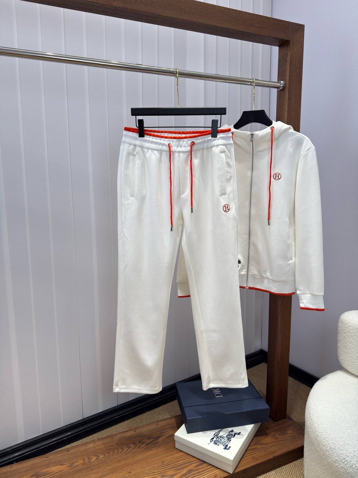 HERMES ヘルメス メンズ セットアップ ジップパーカー ロゴワッペン ロゴ刺繍 スポーツウェア 秋冬 ホワイト - 画像 7