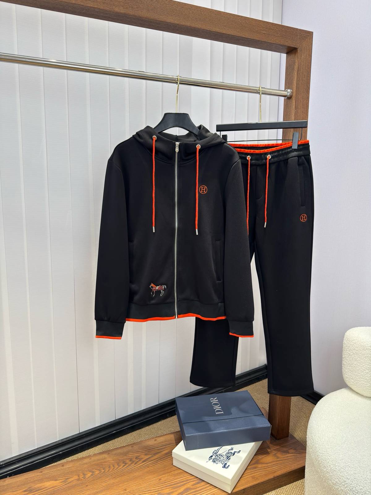 HERMES ヘルメス メンズ セットアップ ジップアップパーカー ロゴワッペン ロゴ刺繍 スポーツウェア 秋冬 ブラック レッド