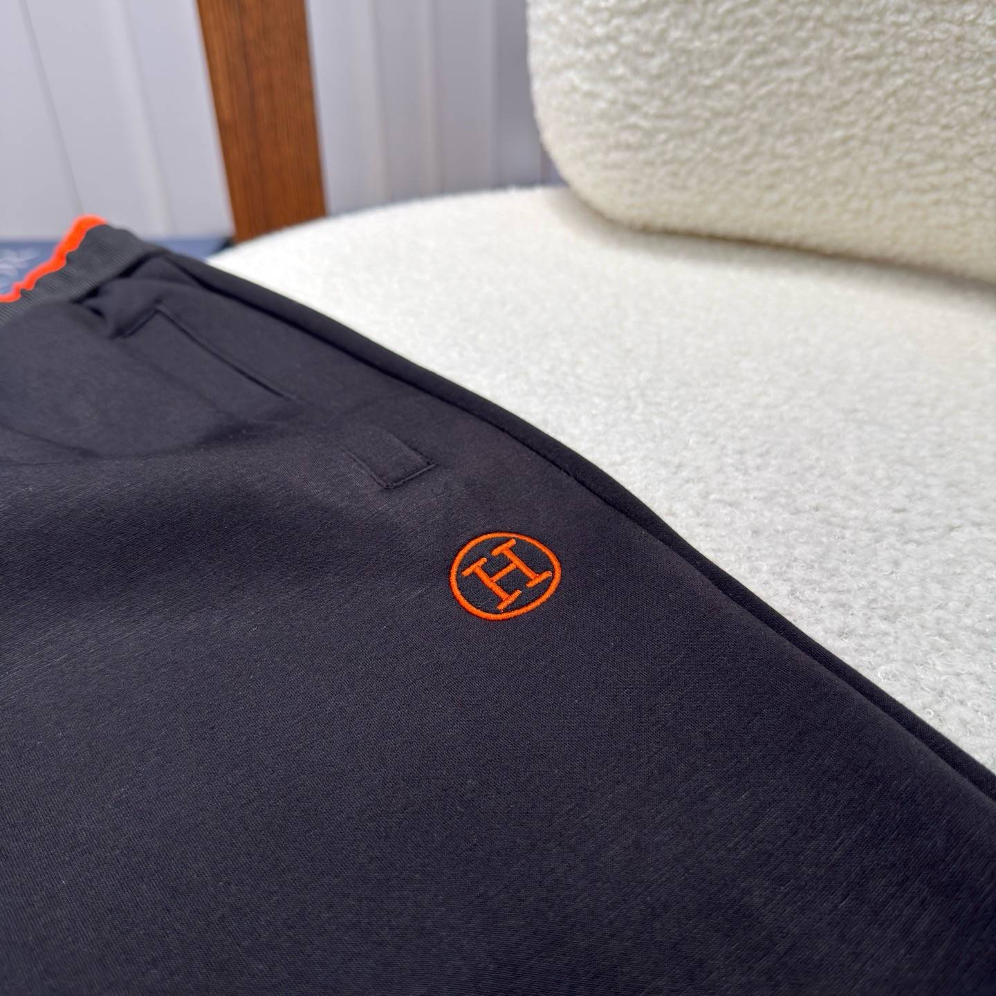 HERMES ヘルメス メンズ セットアップ ジップアップパーカー ロゴワッペン ロゴ刺繍 スポーツウェア 秋冬 ブラック レッド - 画像 2