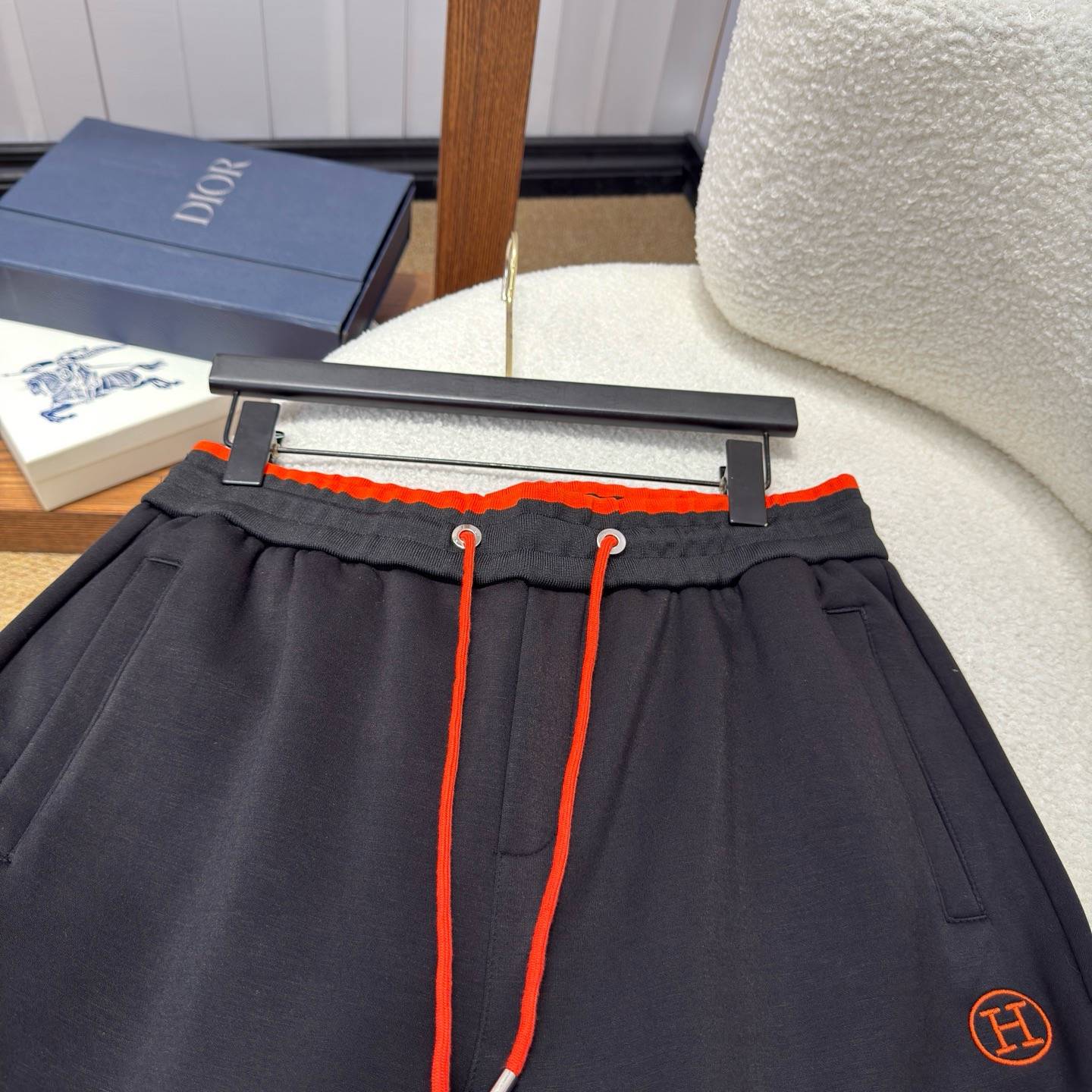 HERMES ヘルメス メンズ セットアップ ジップアップパーカー ロゴワッペン ロゴ刺繍 スポーツウェア 秋冬 ブラック レッド - 画像 3