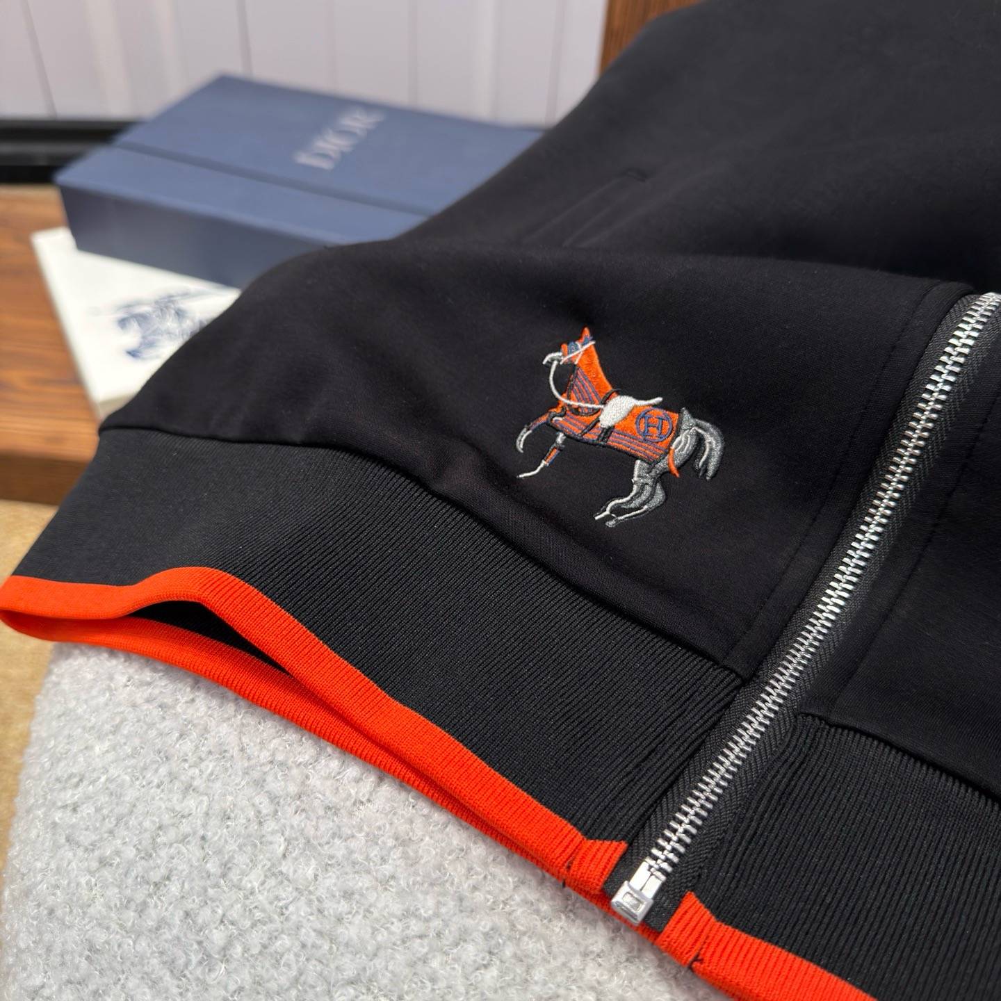 HERMES ヘルメス メンズ セットアップ ジップアップパーカー ロゴワッペン ロゴ刺繍 スポーツウェア 秋冬 ブラック レッド - 画像 4