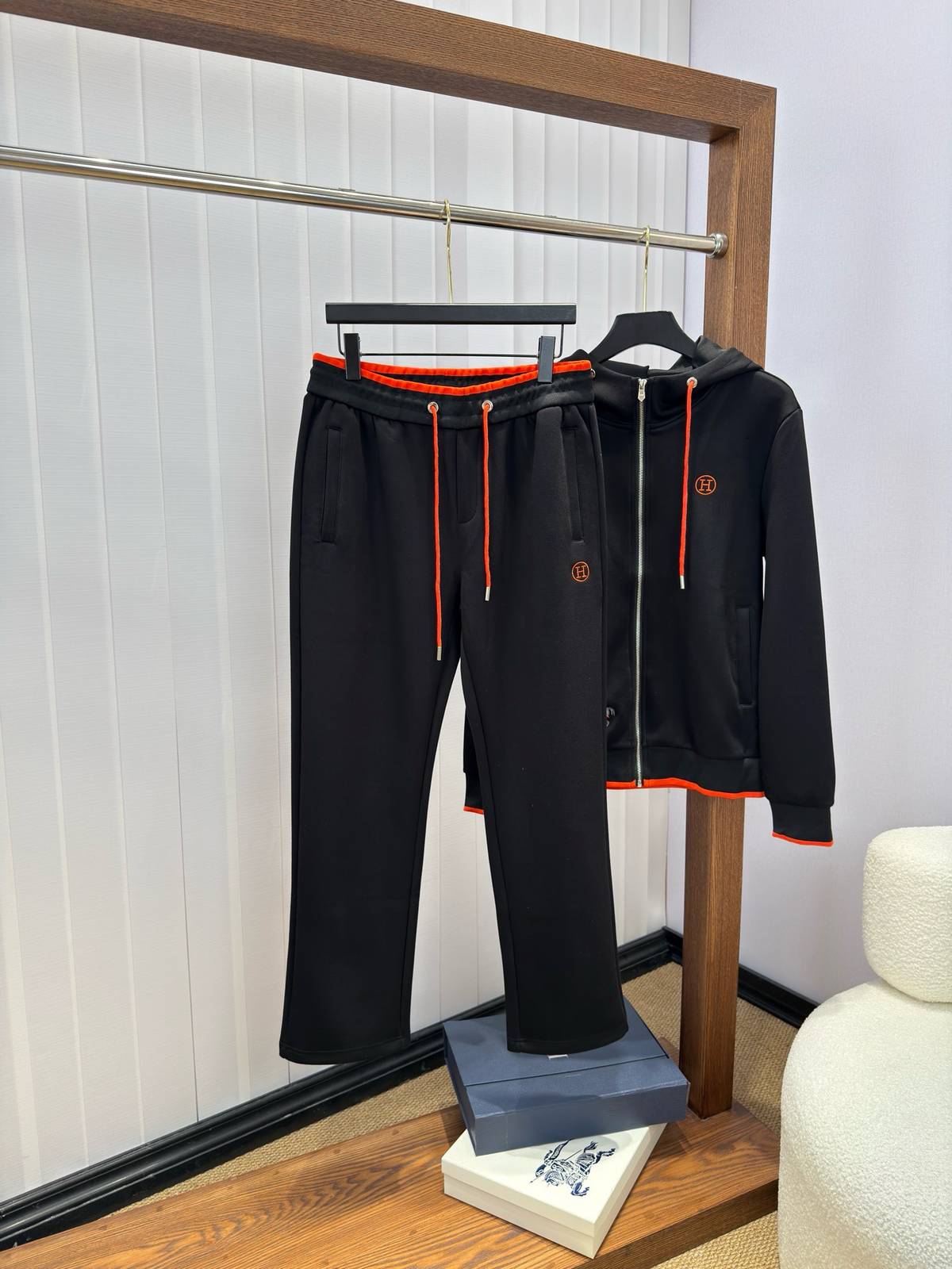 HERMES ヘルメス メンズ セットアップ ジップアップパーカー ロゴワッペン ロゴ刺繍 スポーツウェア 秋冬 ブラック レッド - 画像 7