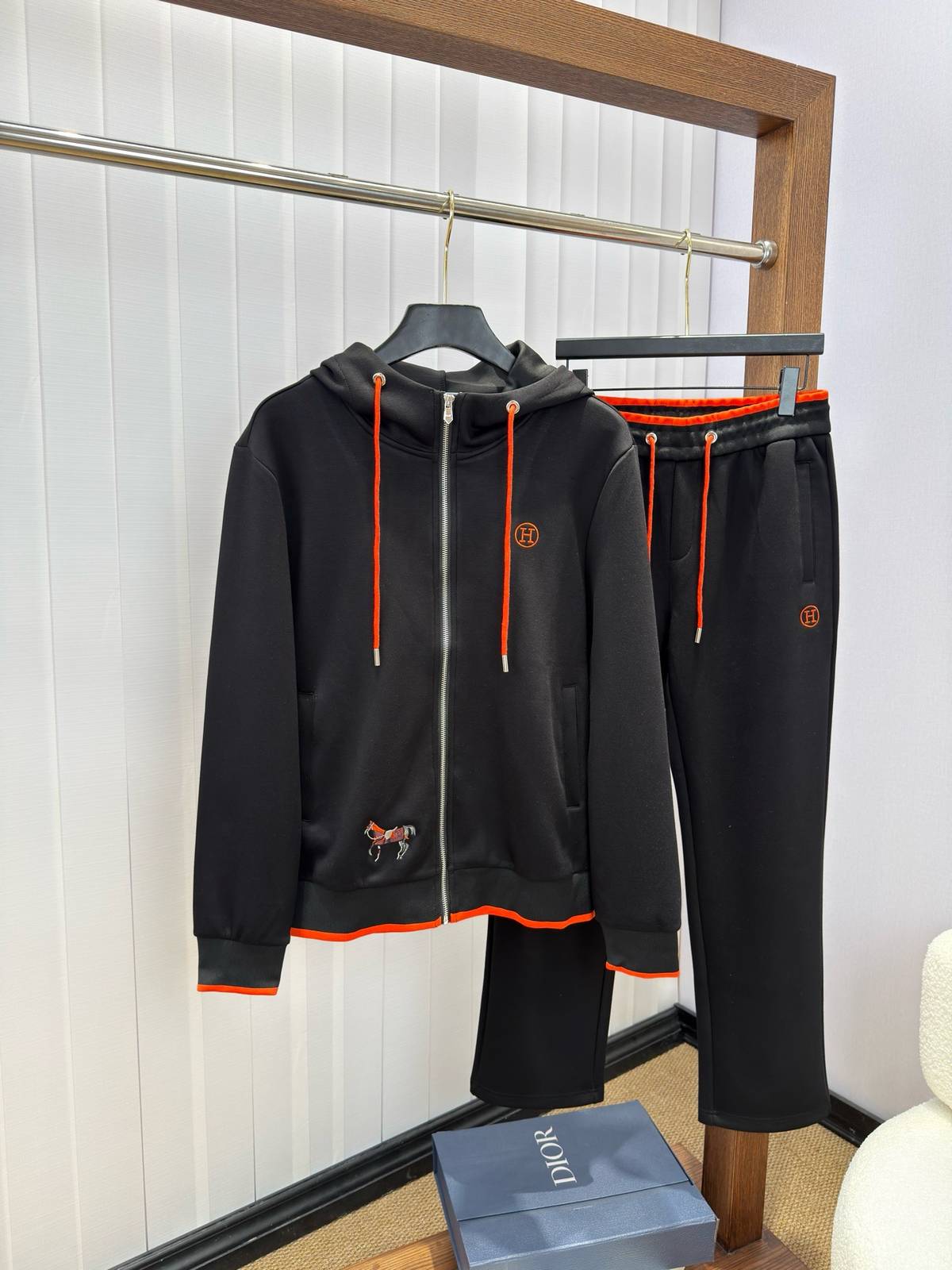 HERMES ヘルメス メンズ セットアップ ジップアップパーカー ロゴワッペン ロゴ刺繍 スポーツウェア 秋冬 ブラック レッド - 画像 8