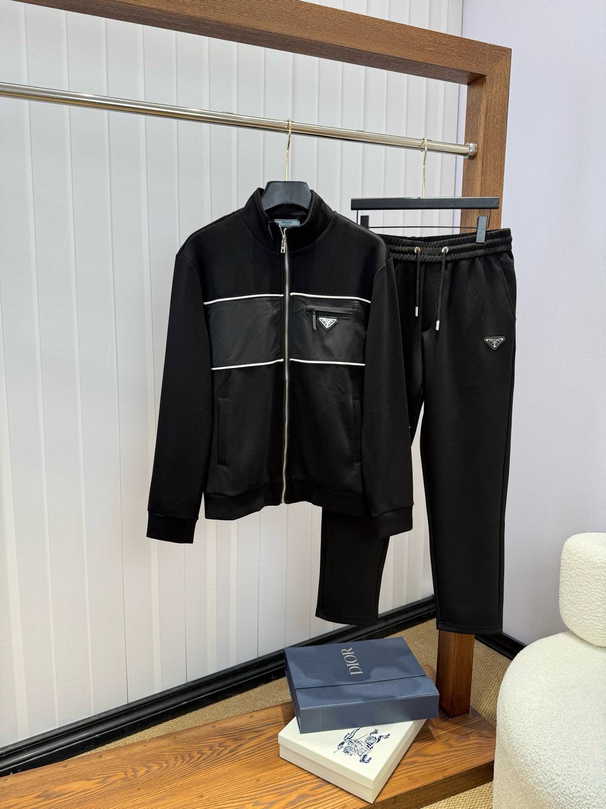 PRADA プラダ メンズ セットアップ ジップアップパーカー ロゴワッペン ロゴテープ スポーツウェア ブラック