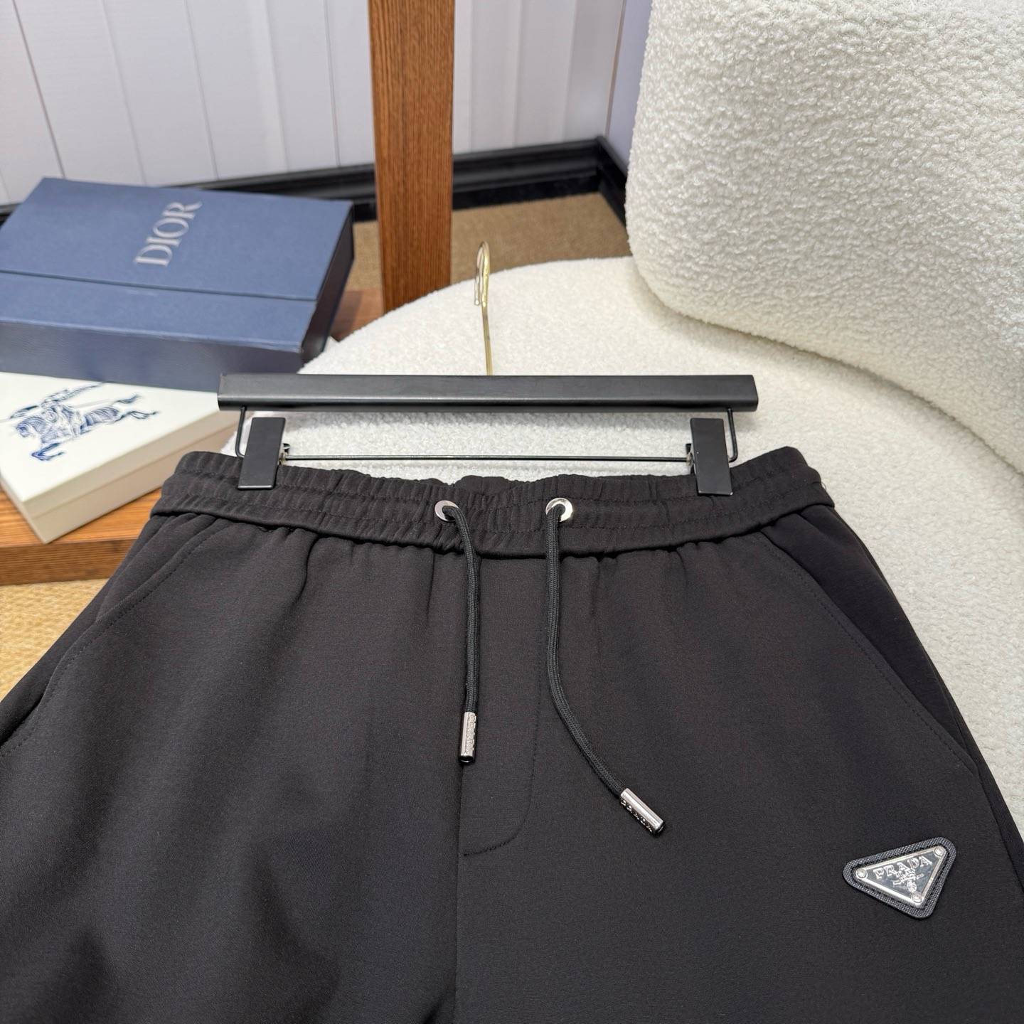 PRADA プラダ メンズ セットアップ ジップアップパーカー ロゴワッペン ロゴテープ スポーツウェア ブラック - 画像 3