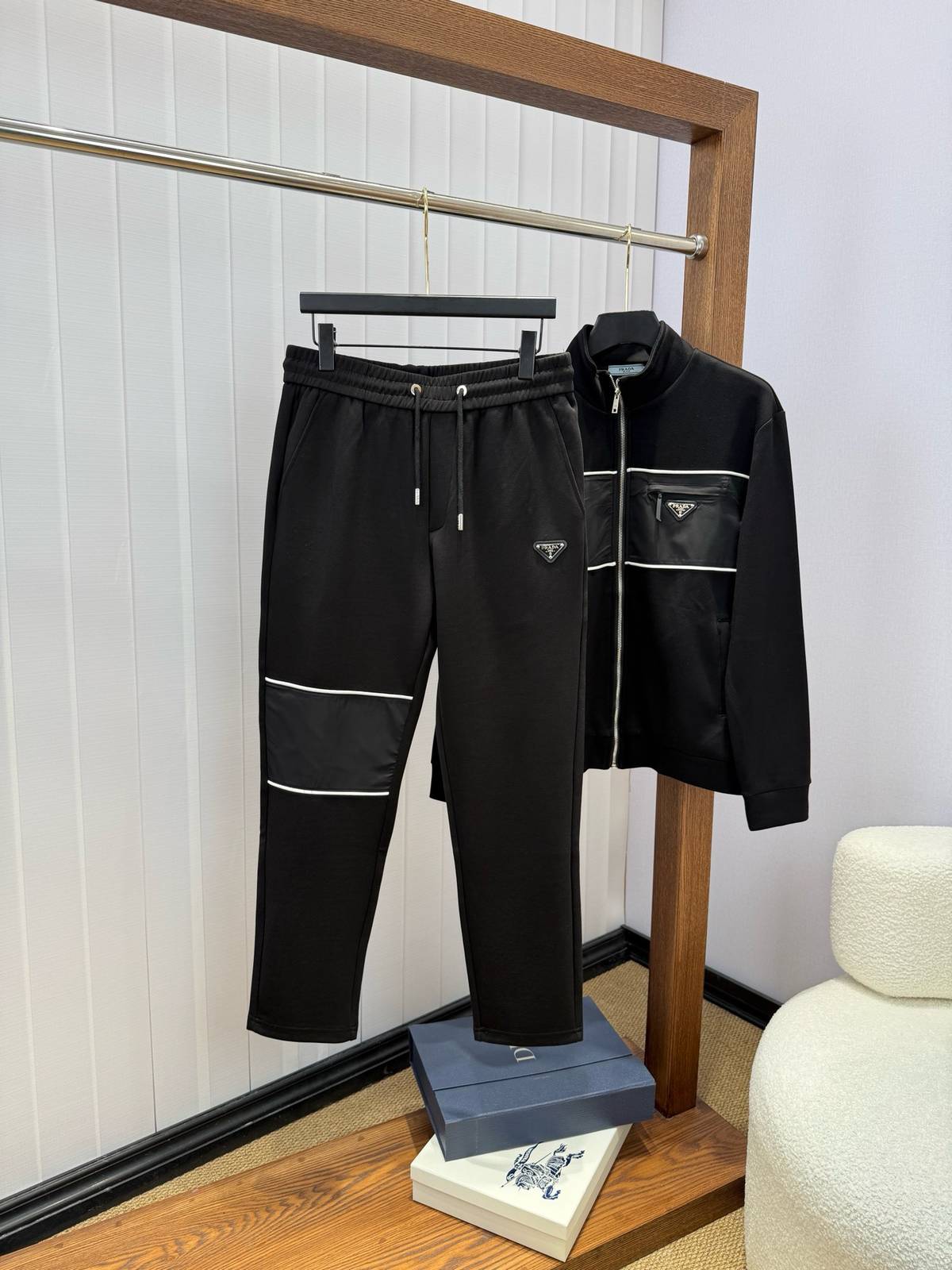 PRADA プラダ メンズ セットアップ ジップアップパーカー ロゴワッペン ロゴテープ スポーツウェア ブラック - 画像 7