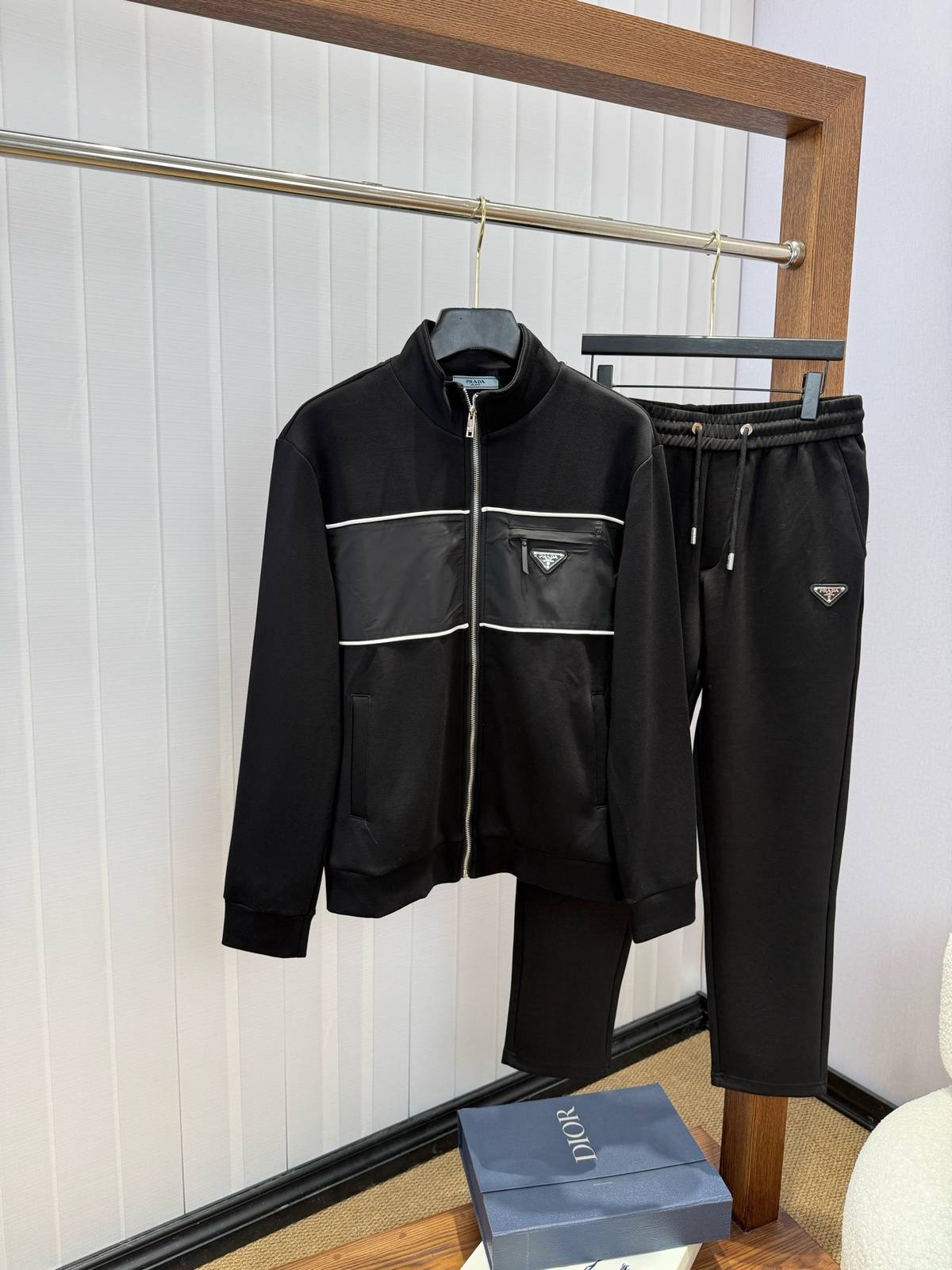 PRADA プラダ メンズ セットアップ ジップアップパーカー ロゴワッペン ロゴテープ スポーツウェア ブラック - 画像 8
