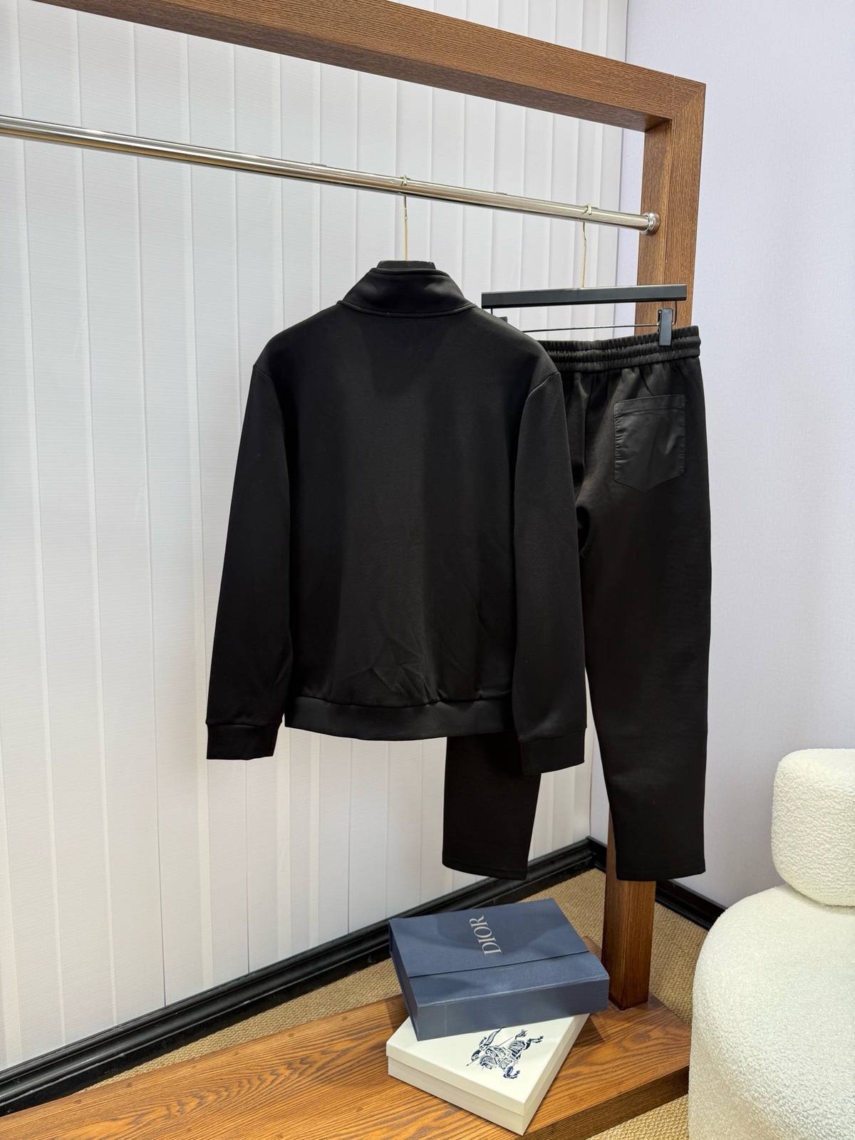 PRADA プラダ メンズ セットアップ ジップアップパーカー ロゴワッペン ロゴテープ スポーツウェア ブラック - 画像 9