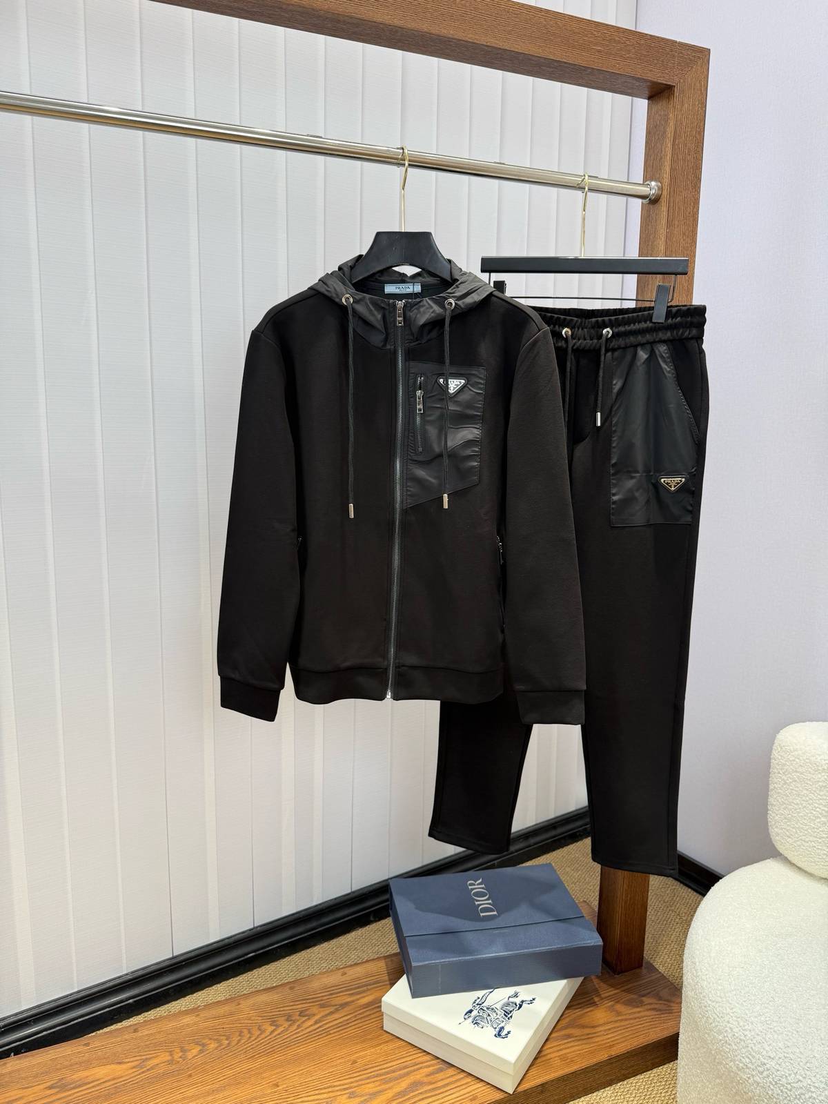 PRADA メンズ セットアップ ジップパーカー ロゴワッペン メタルパーツ ブラック