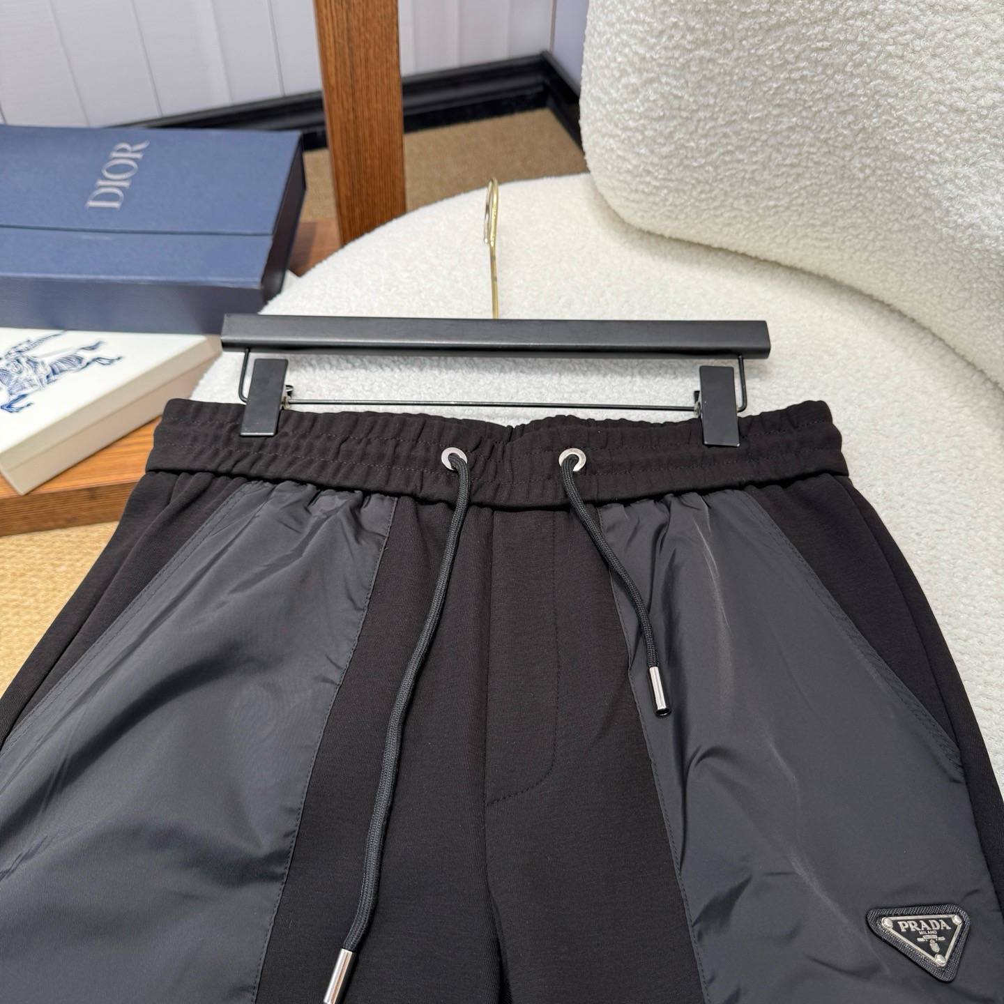 PRADA メンズ セットアップ ジップパーカー ロゴワッペン メタルパーツ ブラック - 画像 3