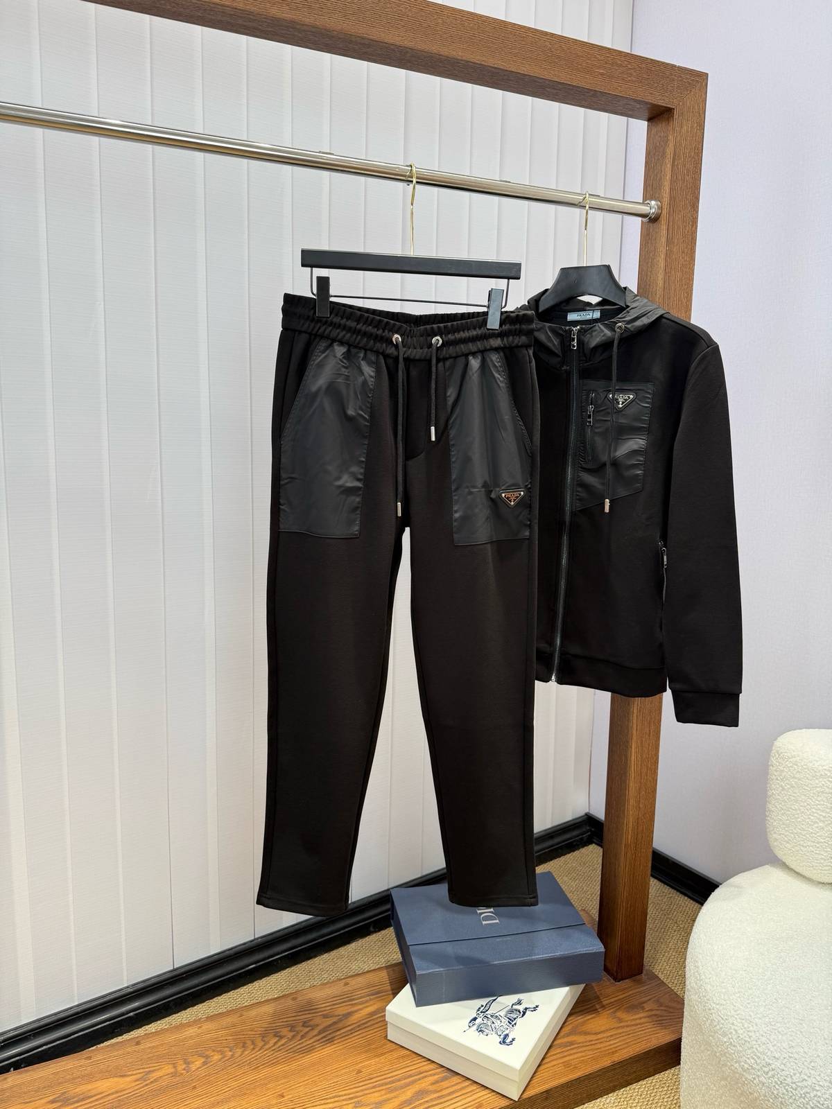 PRADA メンズ セットアップ ジップパーカー ロゴワッペン メタルパーツ ブラック - 画像 7