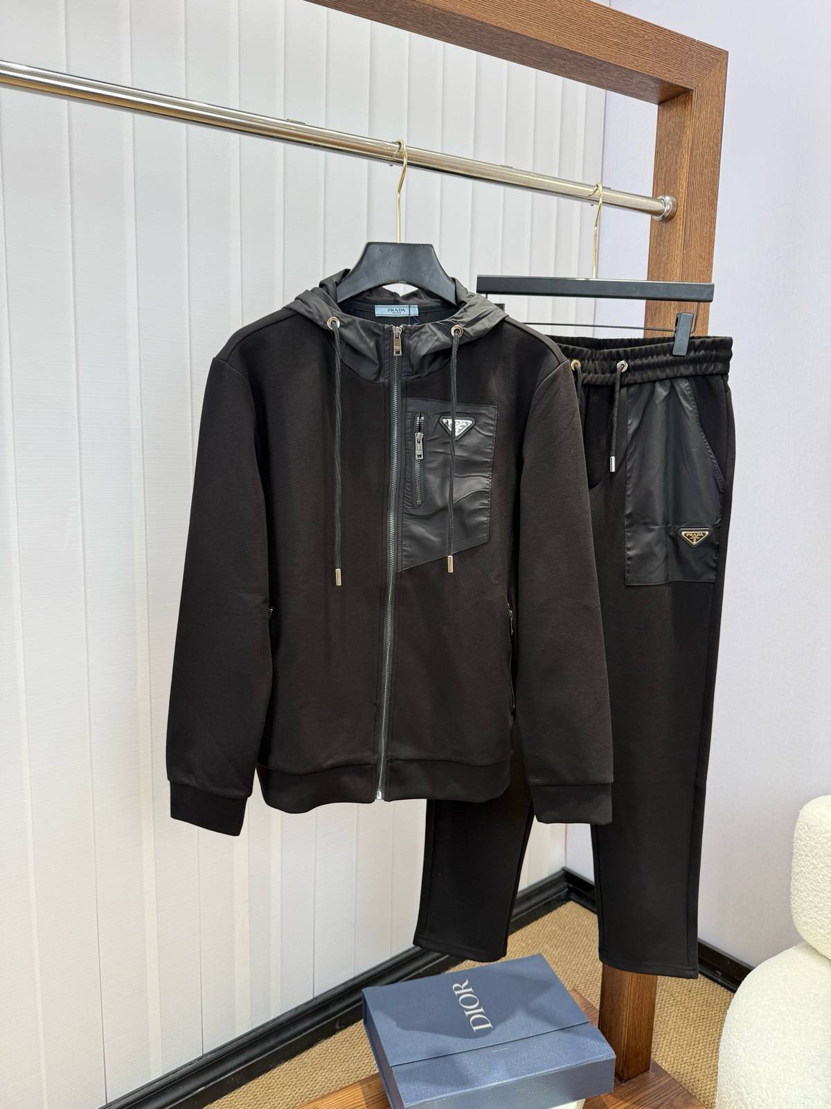 PRADA メンズ セットアップ ジップパーカー ロゴワッペン メタルパーツ ブラック - 画像 8