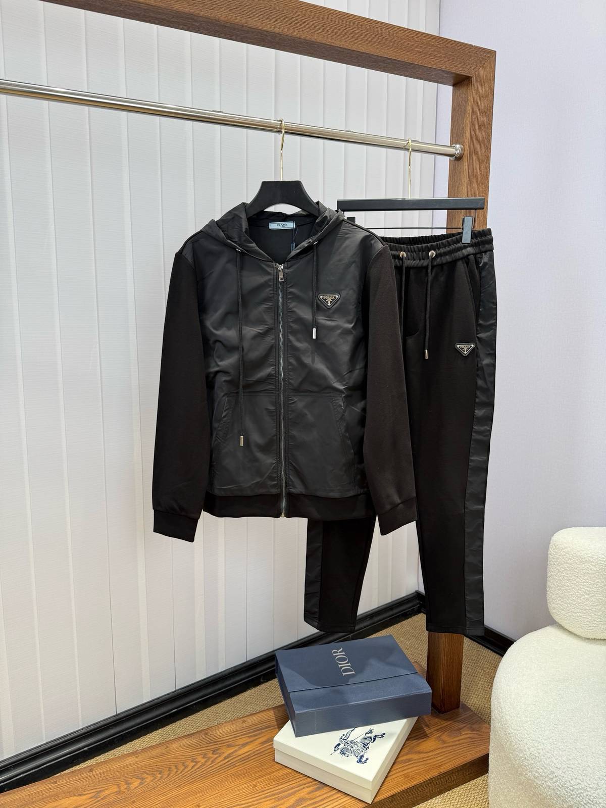 PRADA プラダ メンズ セットアップ ジップアップパーカー ロゴワッペン メタルパーツ スポーツウェア 秋冬 ブラック