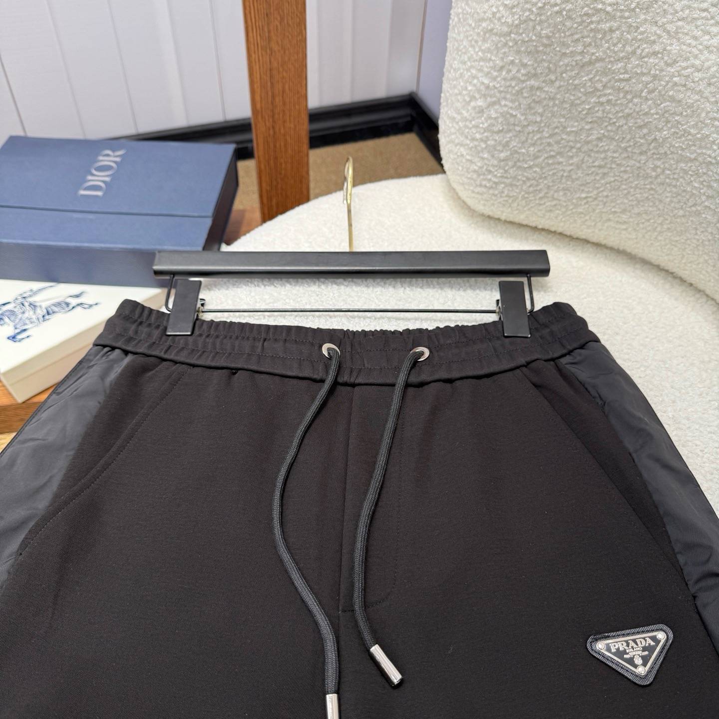 PRADA プラダ メンズ セットアップ ジップアップパーカー ロゴワッペン メタルパーツ スポーツウェア 秋冬 ブラック - 画像 3