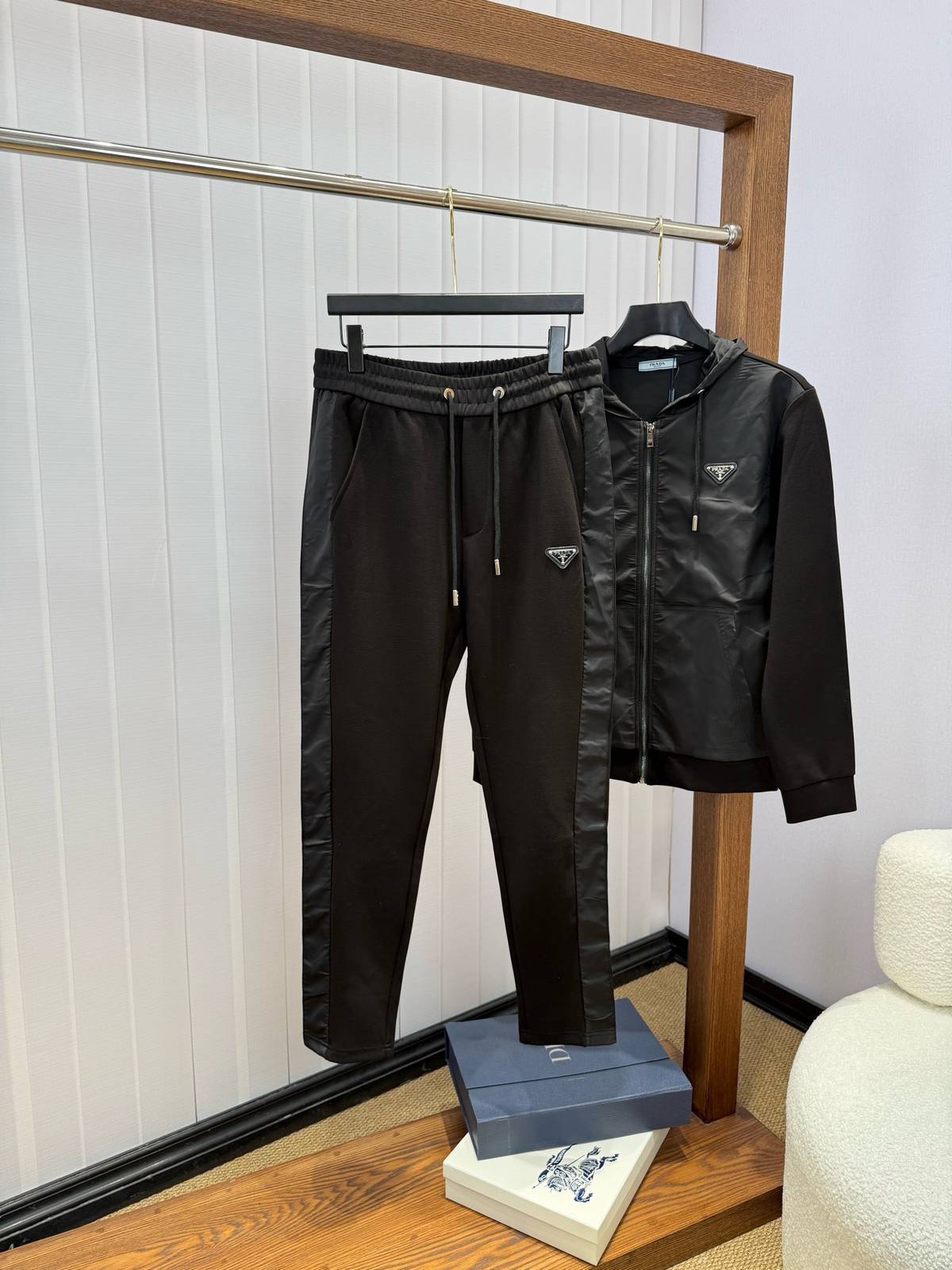 PRADA プラダ メンズ セットアップ ジップアップパーカー ロゴワッペン メタルパーツ スポーツウェア 秋冬 ブラック - 画像 6