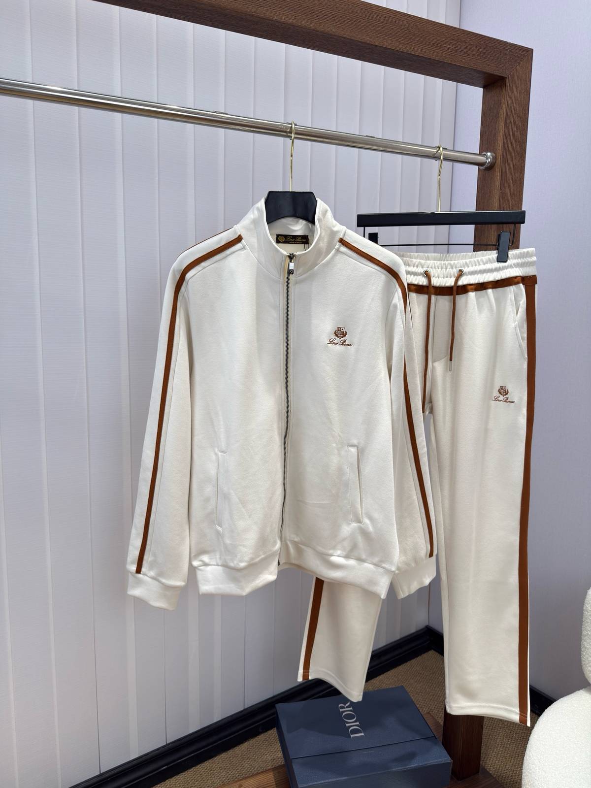 LOVE DIANA メンズ セットアップ ジップアップパーカー ロゴワッペン サイドライン スポーツウェア 秋冬 ホワイト ブラウン - 画像 8