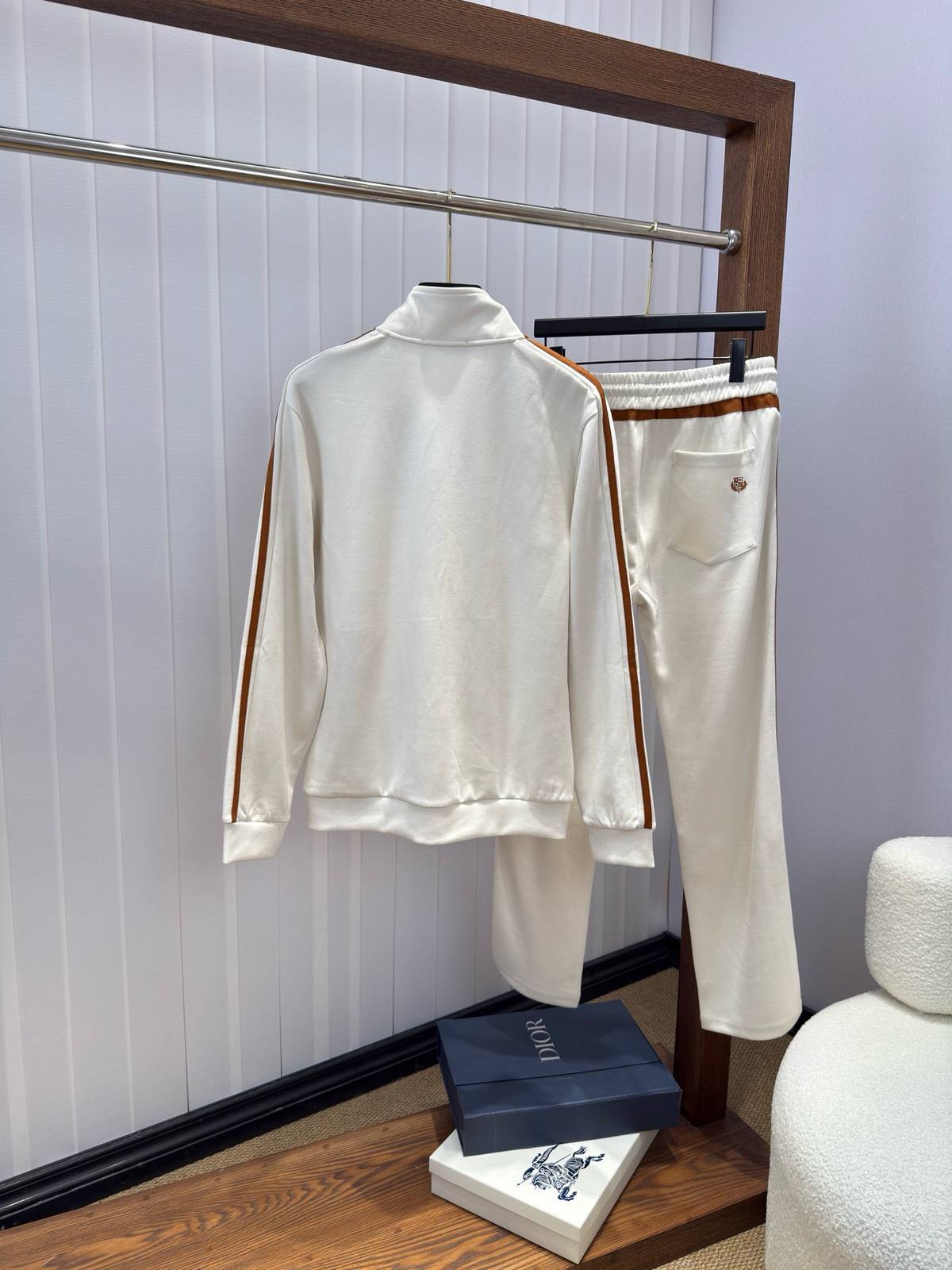 LOVE DIANA メンズ セットアップ ジップアップパーカー ロゴワッペン サイドライン スポーツウェア 秋冬 ホワイト ブラウン - 画像 9