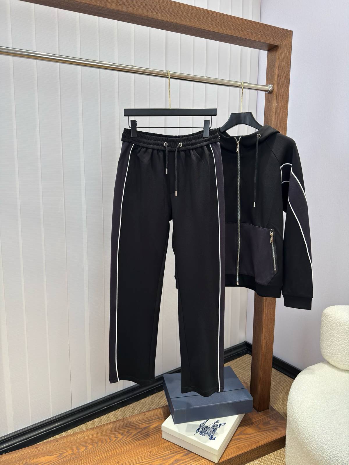 DIOR ディオール メンズ セットアップ ジップパーカー ロゴワッペン サイドライン スポーツウェア ブラック - 画像 7